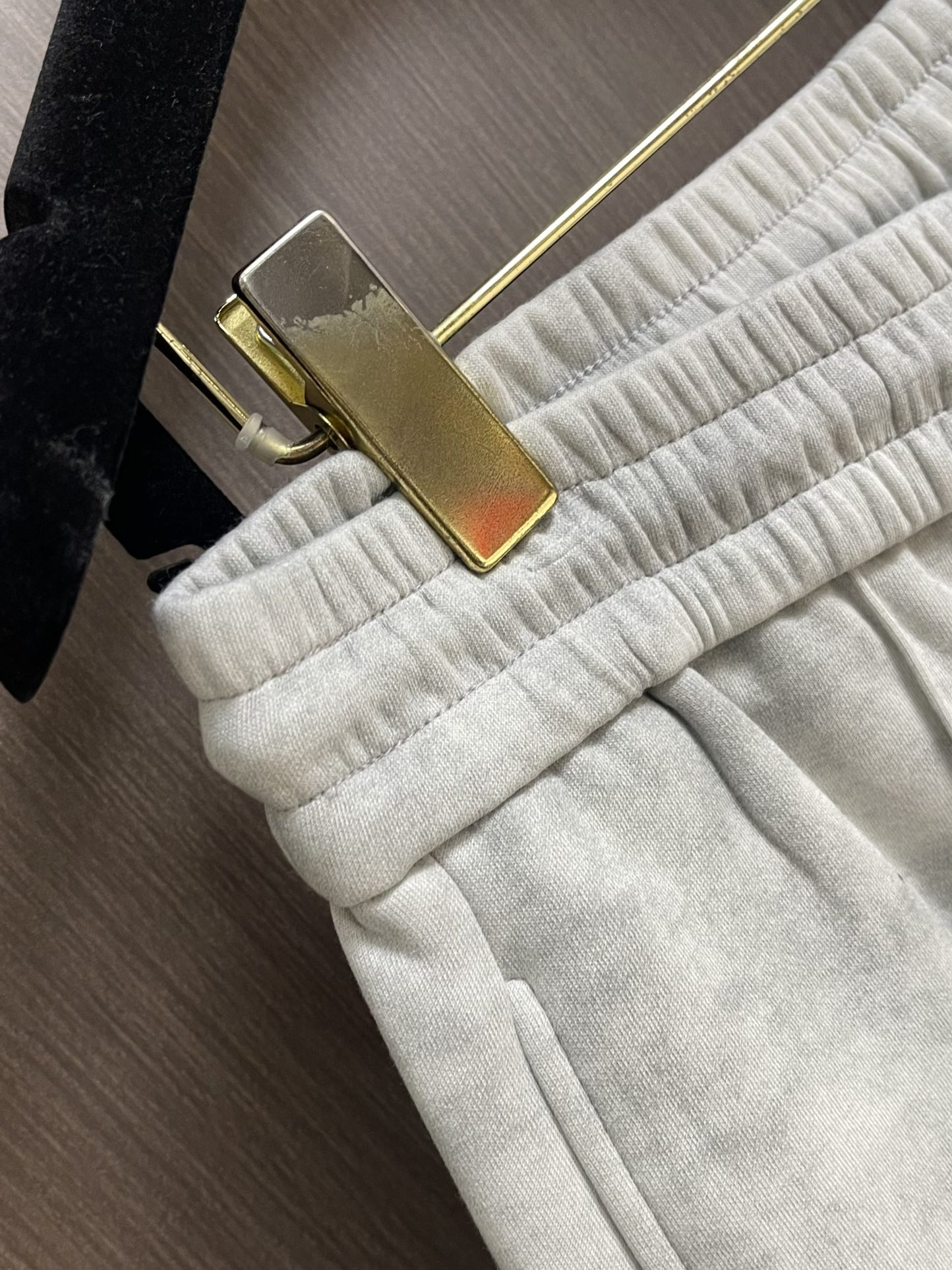 Prada 早秋新品直筒卫裤，面料无敌，型款设计都无可挑剔的百搭款卫裤，户外运动都美的简约休闲，五金辅料