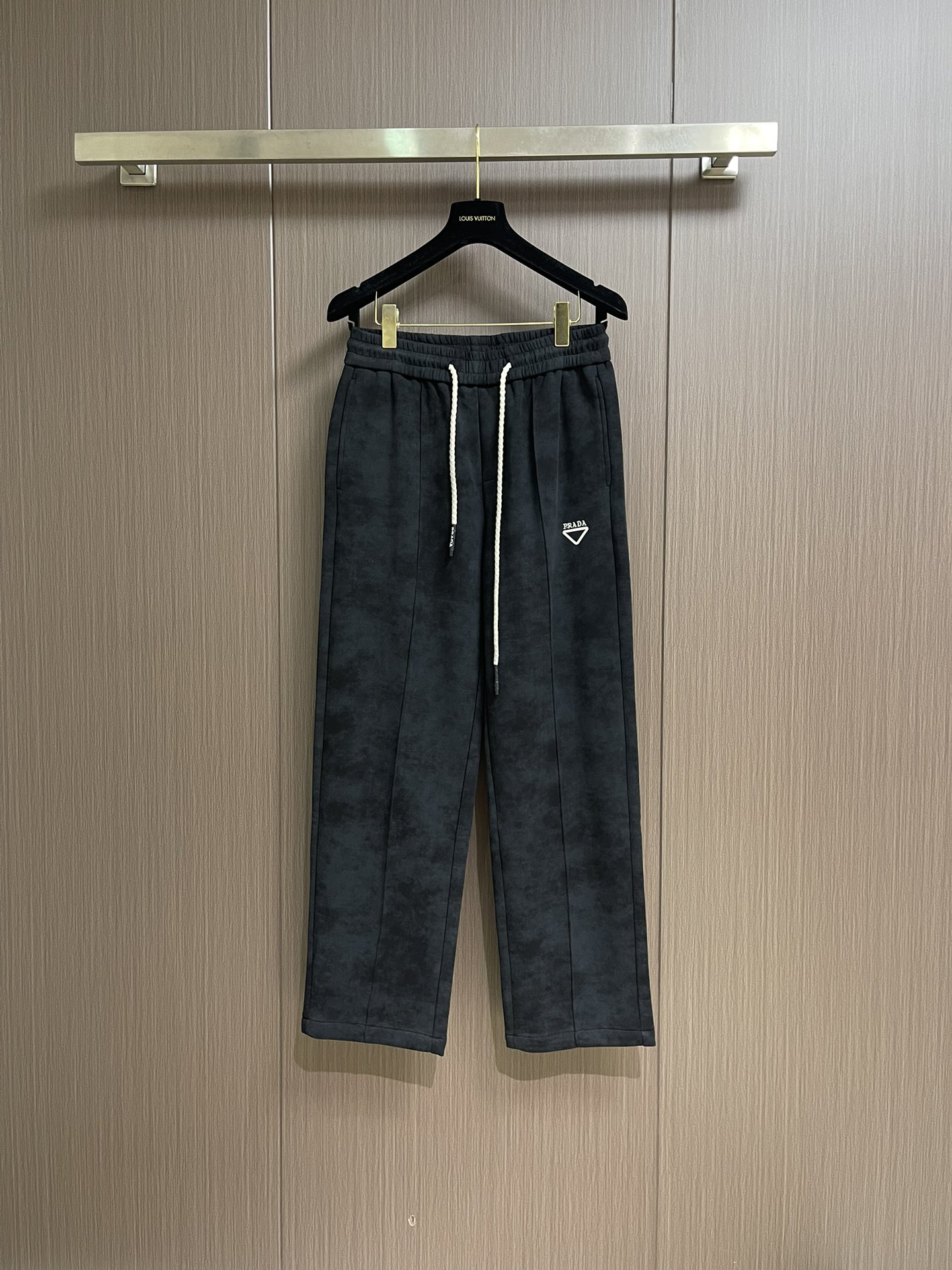 Prada 早秋新品直筒卫裤，面料无敌，型款设计都无可挑剔的百搭款卫裤，户外运动都美的简约休闲，五金辅料