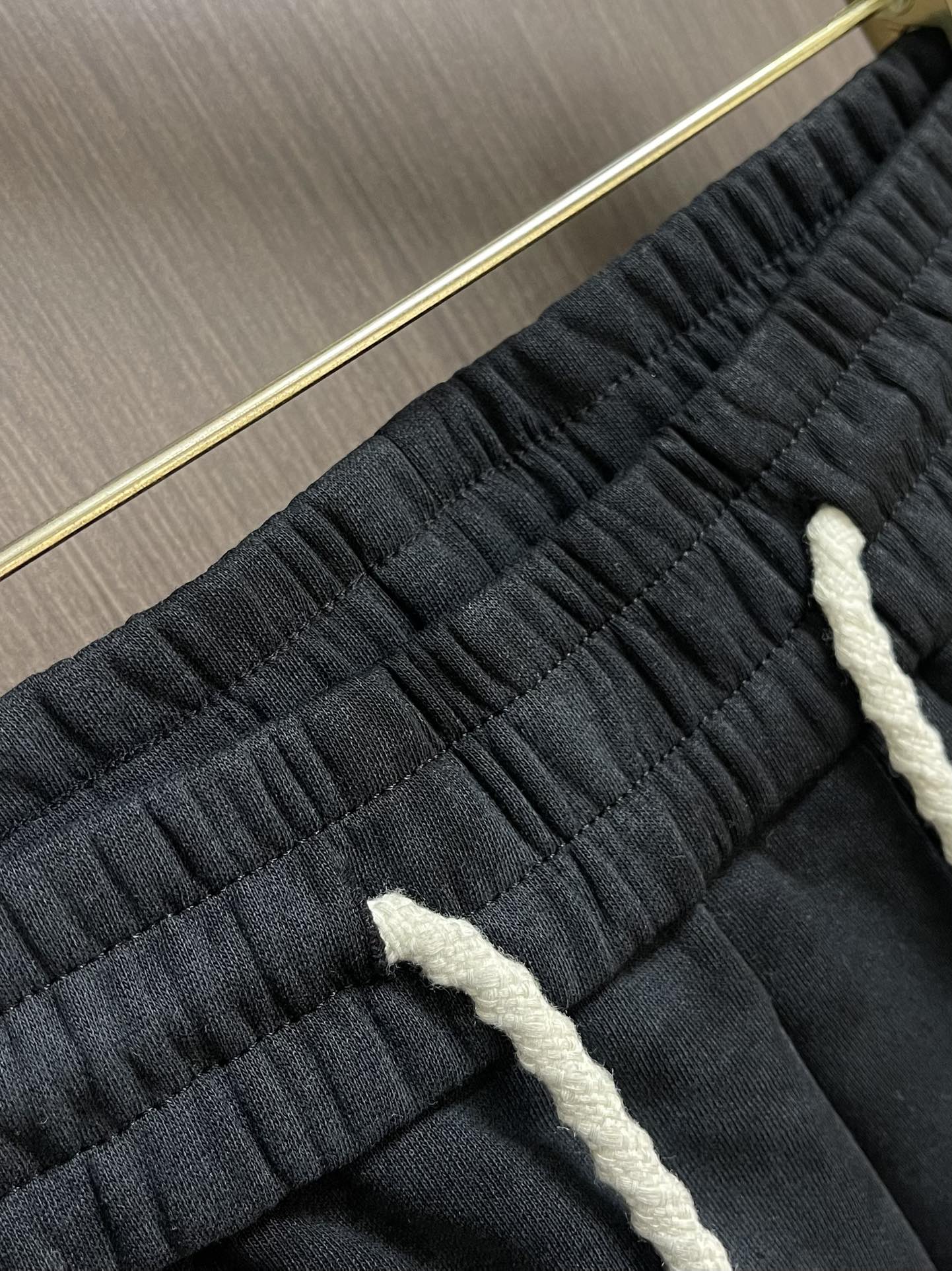 Prada 早秋新品直筒卫裤，面料无敌，型款设计都无可挑剔的百搭款卫裤，户外运动都美的简约休闲，五金辅料