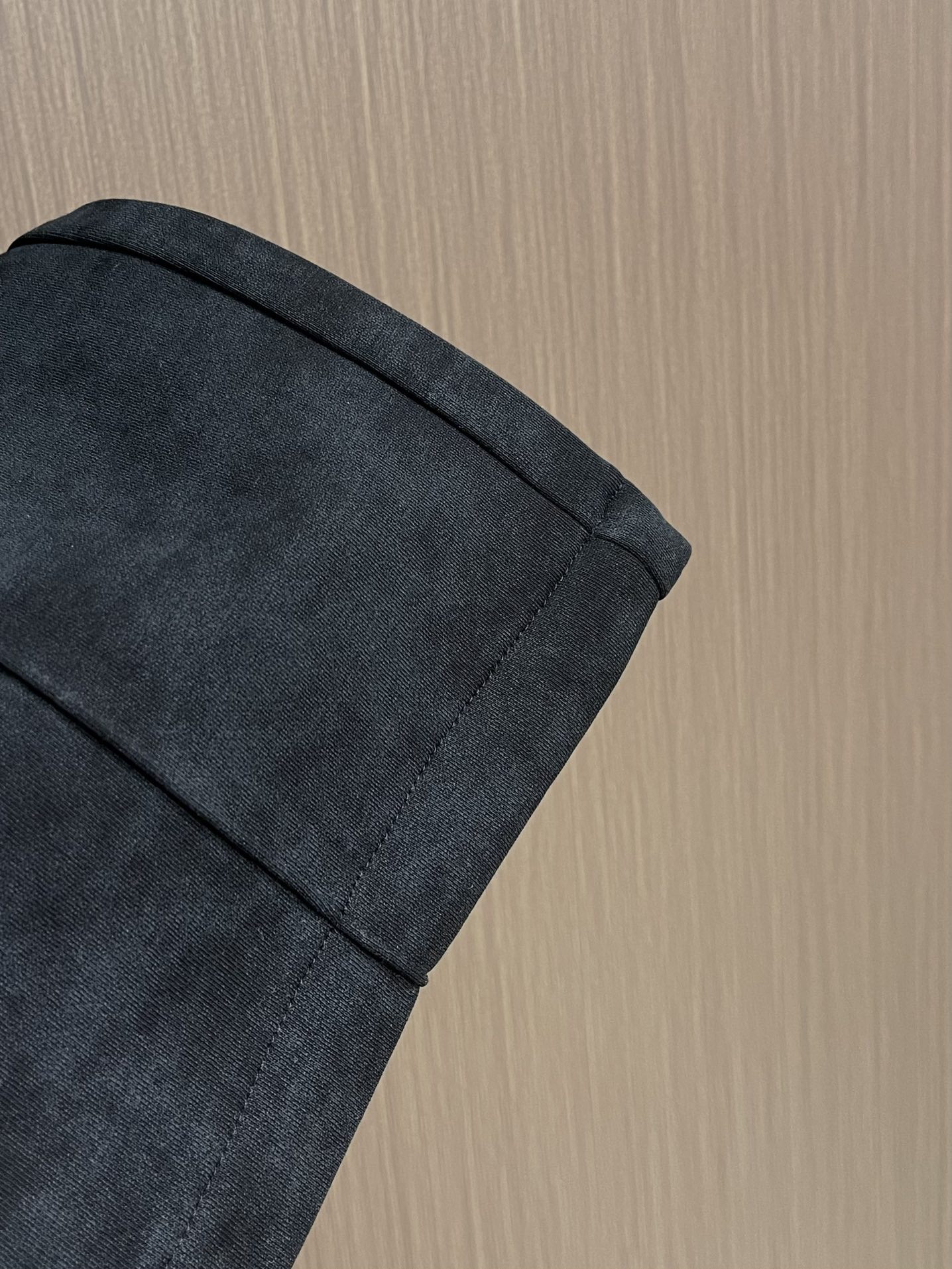 Prada 早秋新品直筒卫裤，面料无敌，型款设计都无可挑剔的百搭款卫裤，户外运动都美的简约休闲，五金辅料