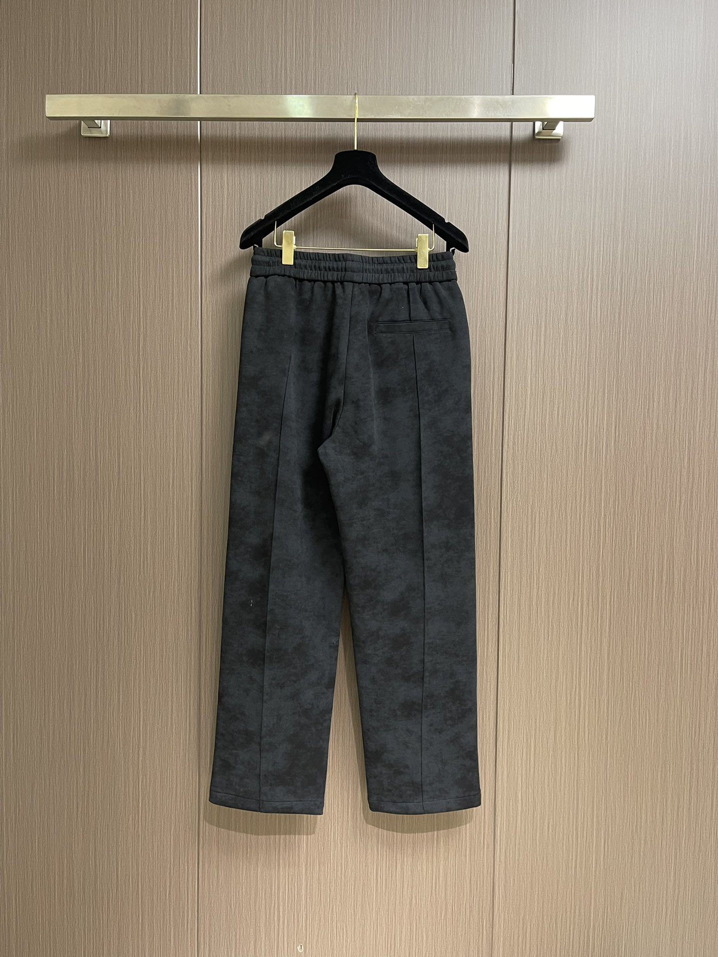 Prada 早秋新品直筒卫裤，面料无敌，型款设计都无可挑剔的百搭款卫裤，户外运动都美的简约休闲，五金辅料