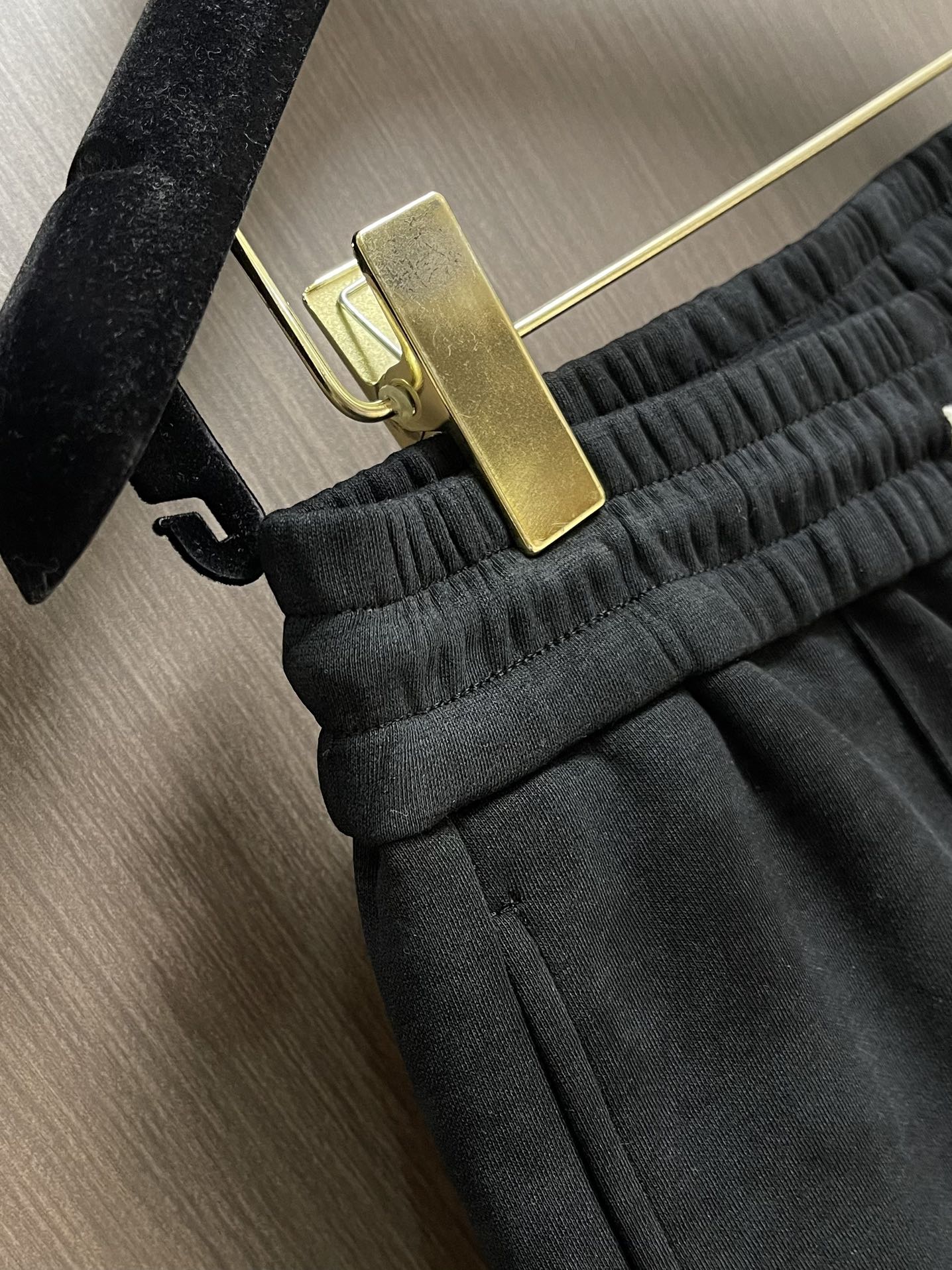 Prada 早秋新品直筒卫裤，面料无敌，型款设计都无可挑剔的百搭款卫裤，户外运动都美的简约休闲，五金辅料