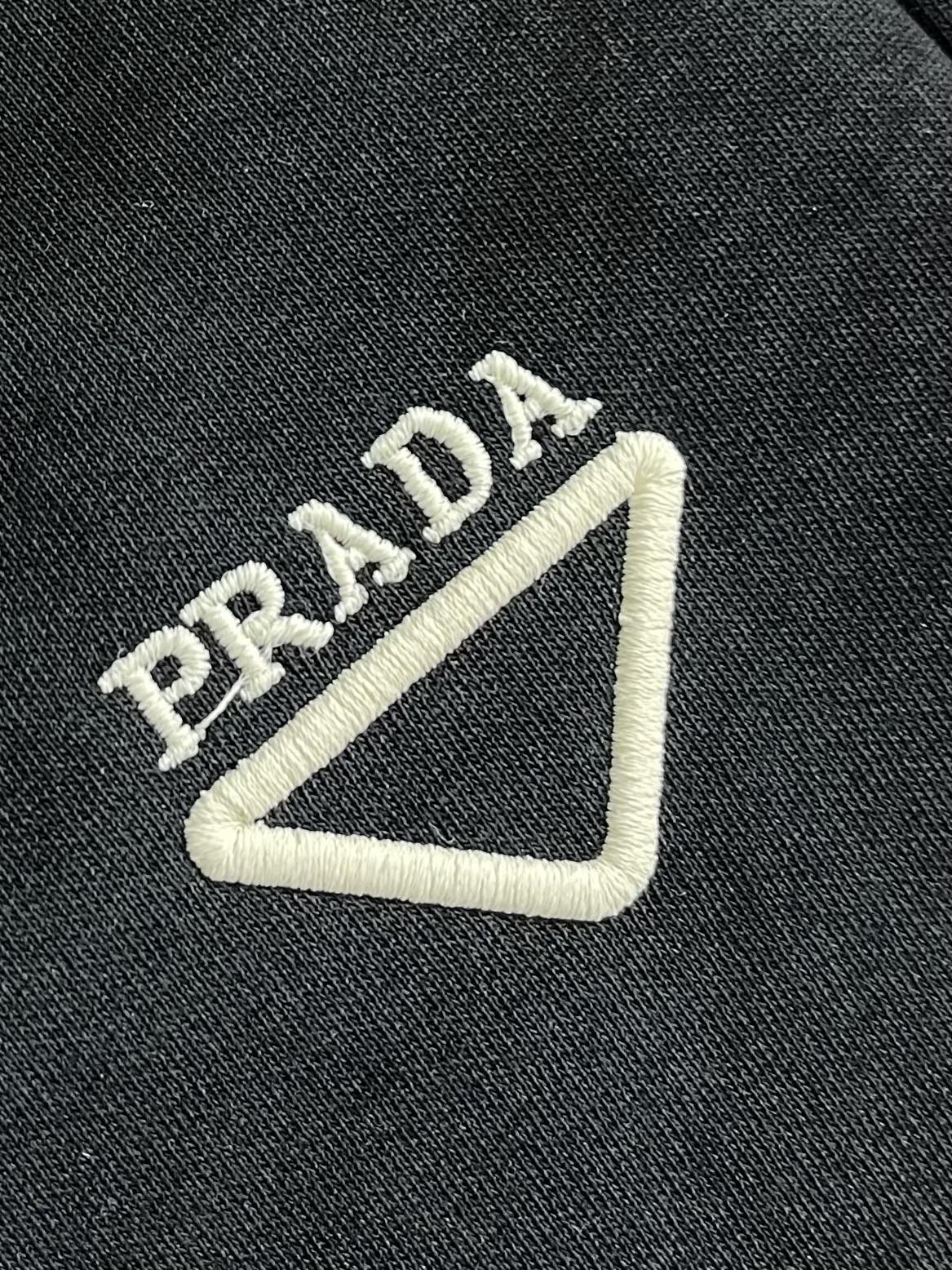 Prada 早秋新品直筒卫裤，面料无敌，型款设计都无可挑剔的百搭款卫裤，户外运动都美的简约休闲，五金辅料