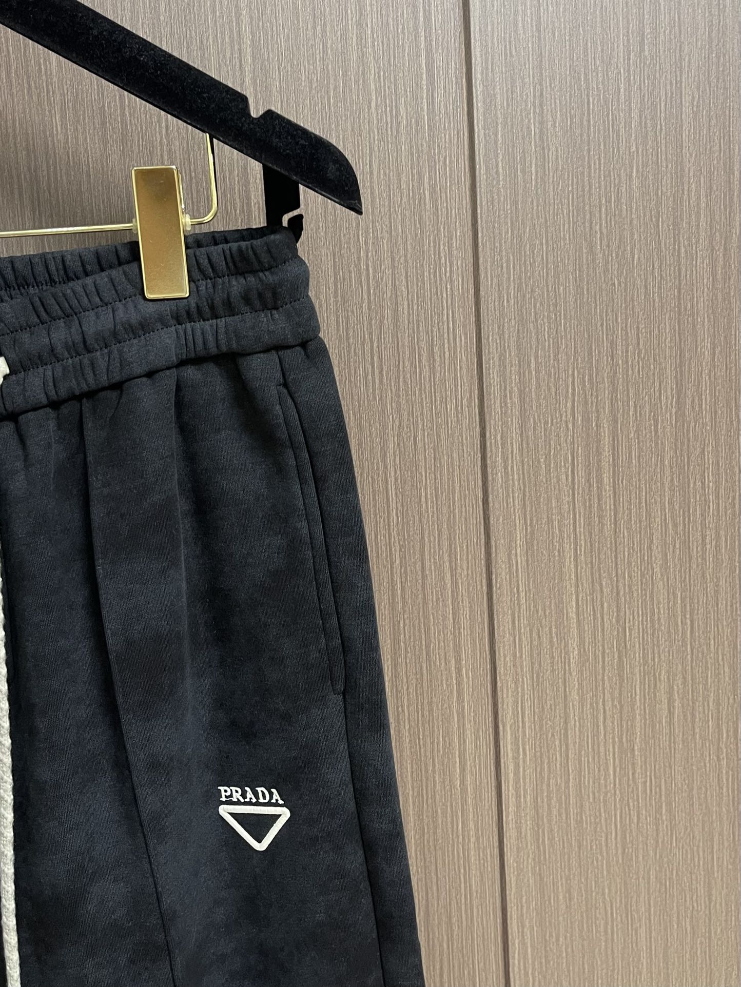 Prada 早秋新品直筒卫裤，面料无敌，型款设计都无可挑剔的百搭款卫裤，户外运动都美的简约休闲，五金辅料