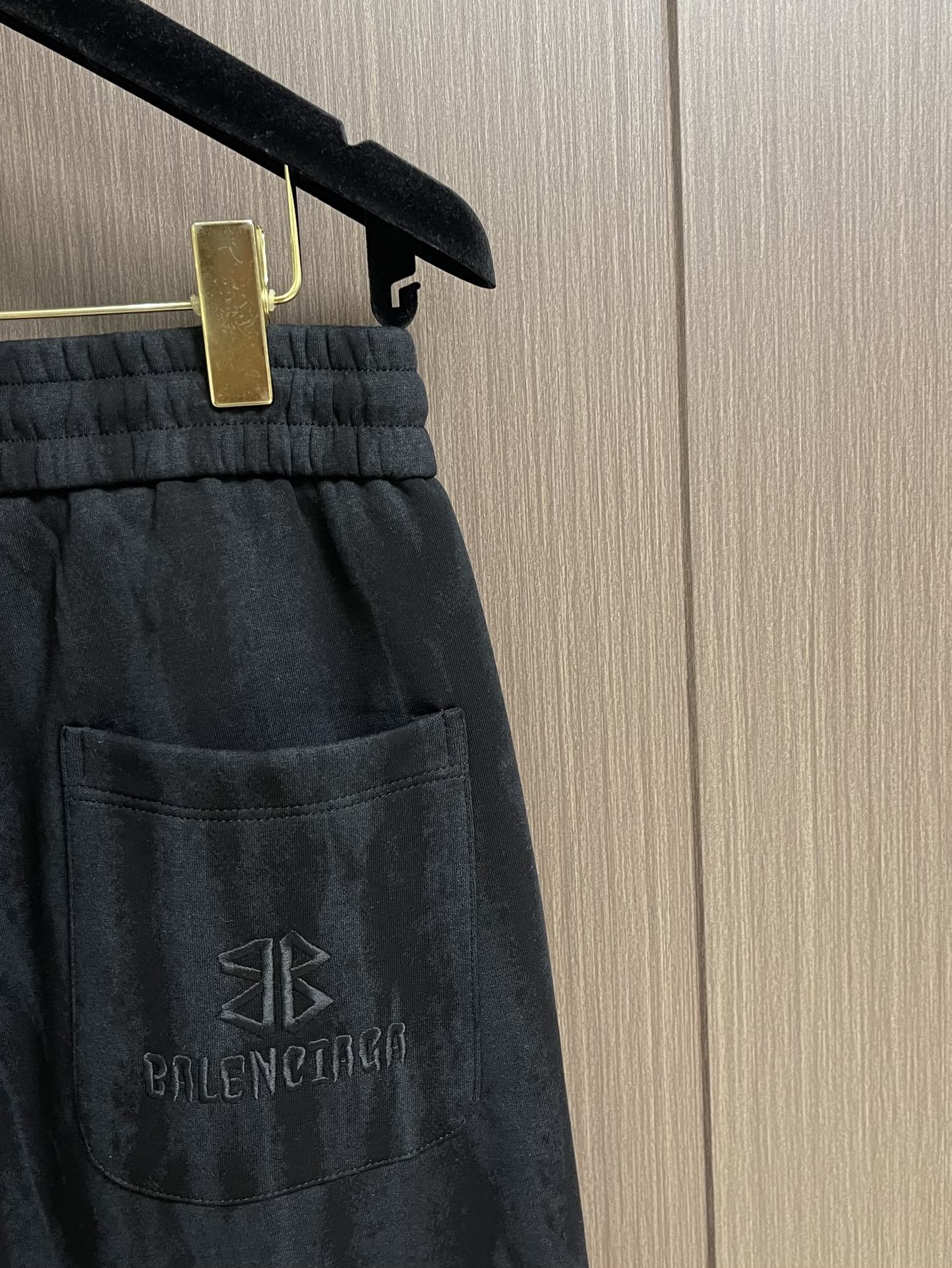 Balenciaga 2025SS早秋新款直筒休闲卫裤，简约时尚新款定制面料，身穿手感舒适 低调不失奢华