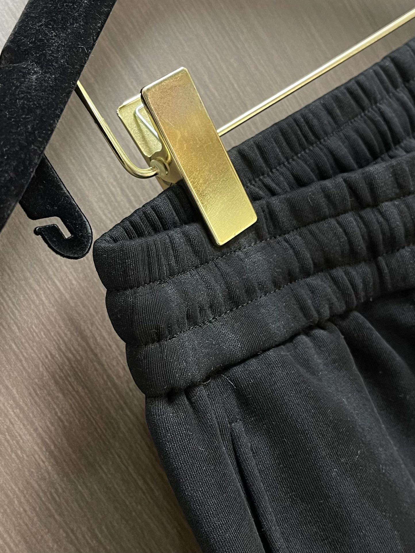 Balenciaga 2025SS早秋新款直筒休闲卫裤，简约时尚新款定制面料，身穿手感舒适 低调不失奢华