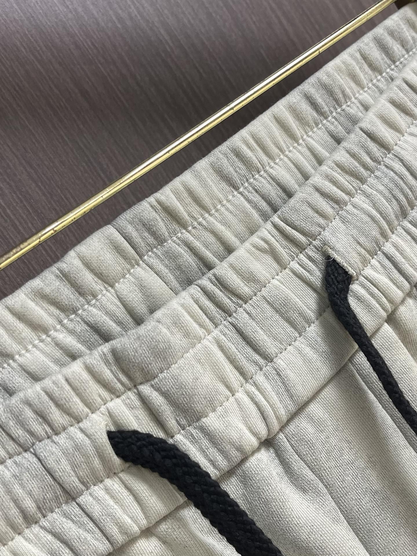 Balenciaga 2025SS早秋新款直筒休闲卫裤，简约时尚新款定制面料，身穿手感舒适 低调不失奢华