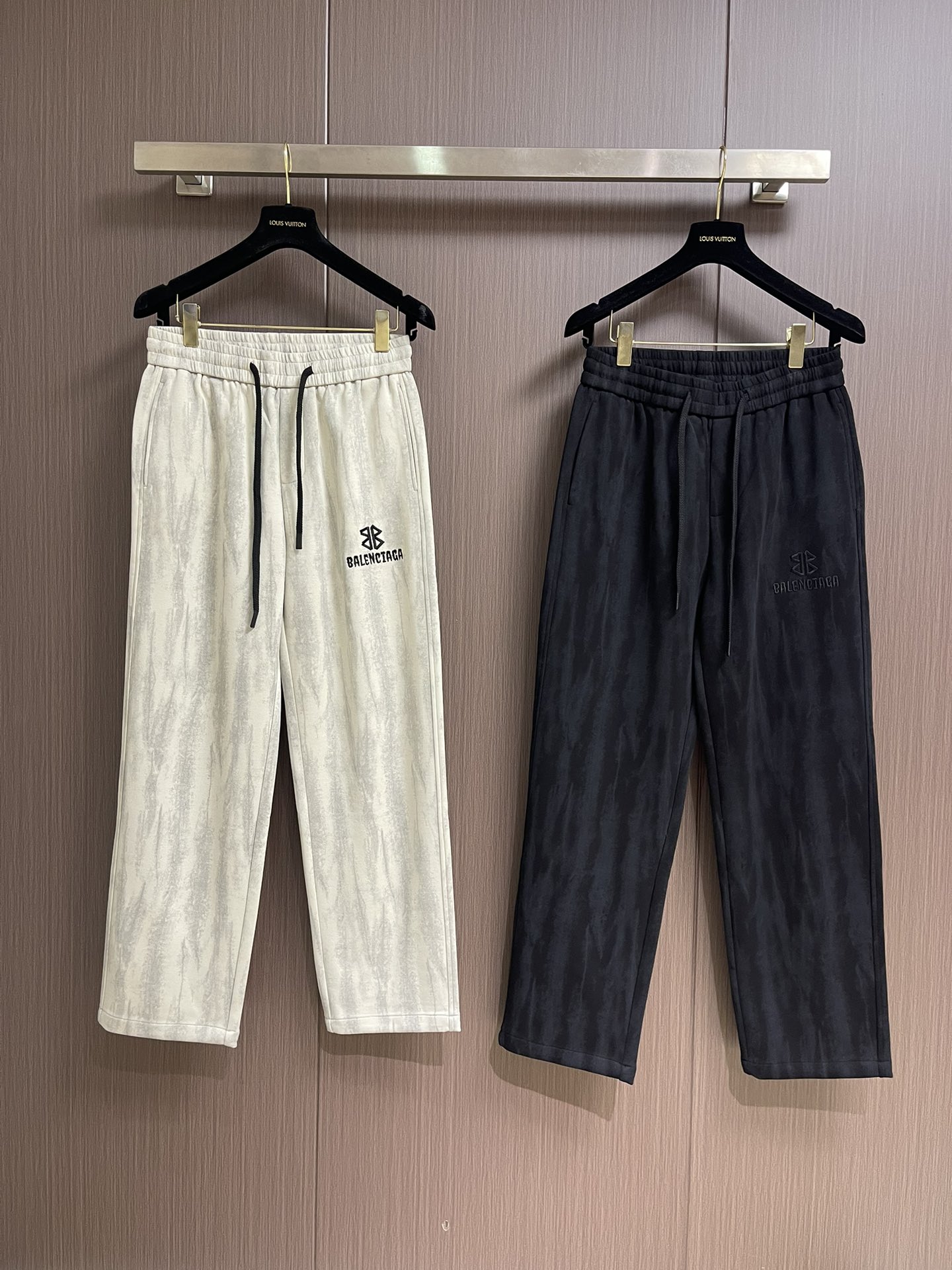 Balenciaga 2025SS早秋新款直筒休闲卫裤，简约时尚新款定制面料，身穿手感舒适 低调不失奢华