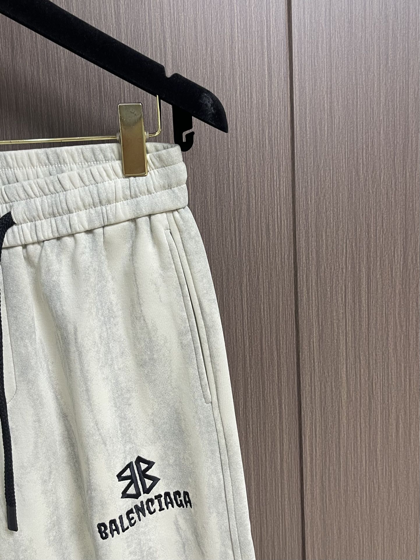 Balenciaga 2025SS早秋新款直筒休闲卫裤，简约时尚新款定制面料，身穿手感舒适 低调不失奢华