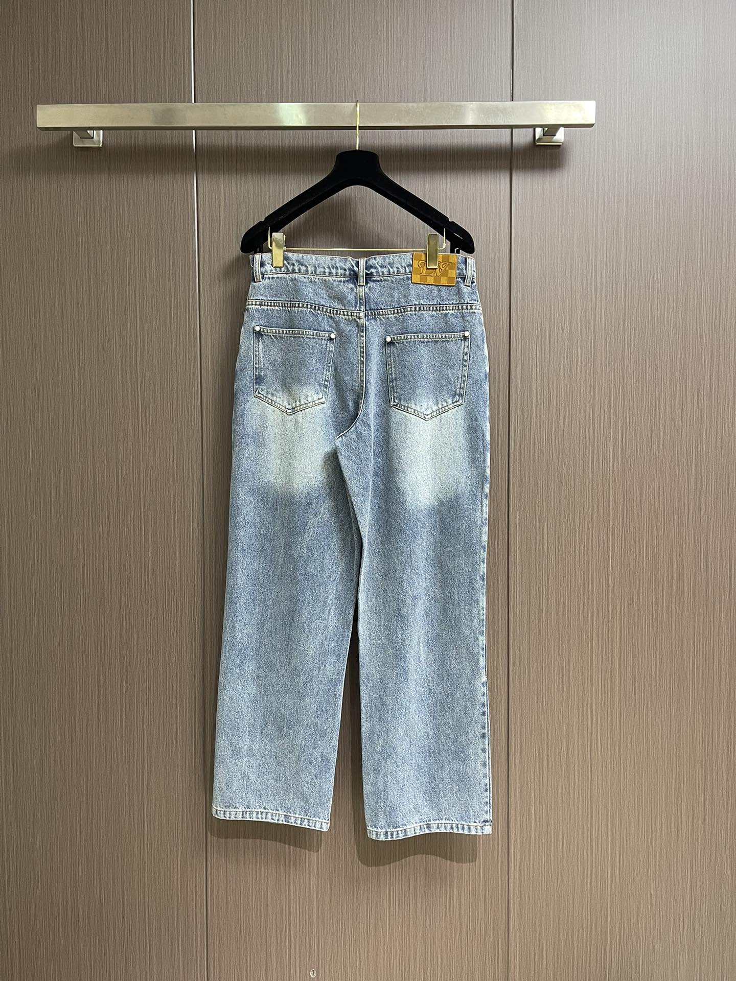 LV 2025ss新款牛仔裤，简约滑板裤廓形，正绒面革，贴饰与 Mini Der 标签分饰票袋和后部，珠