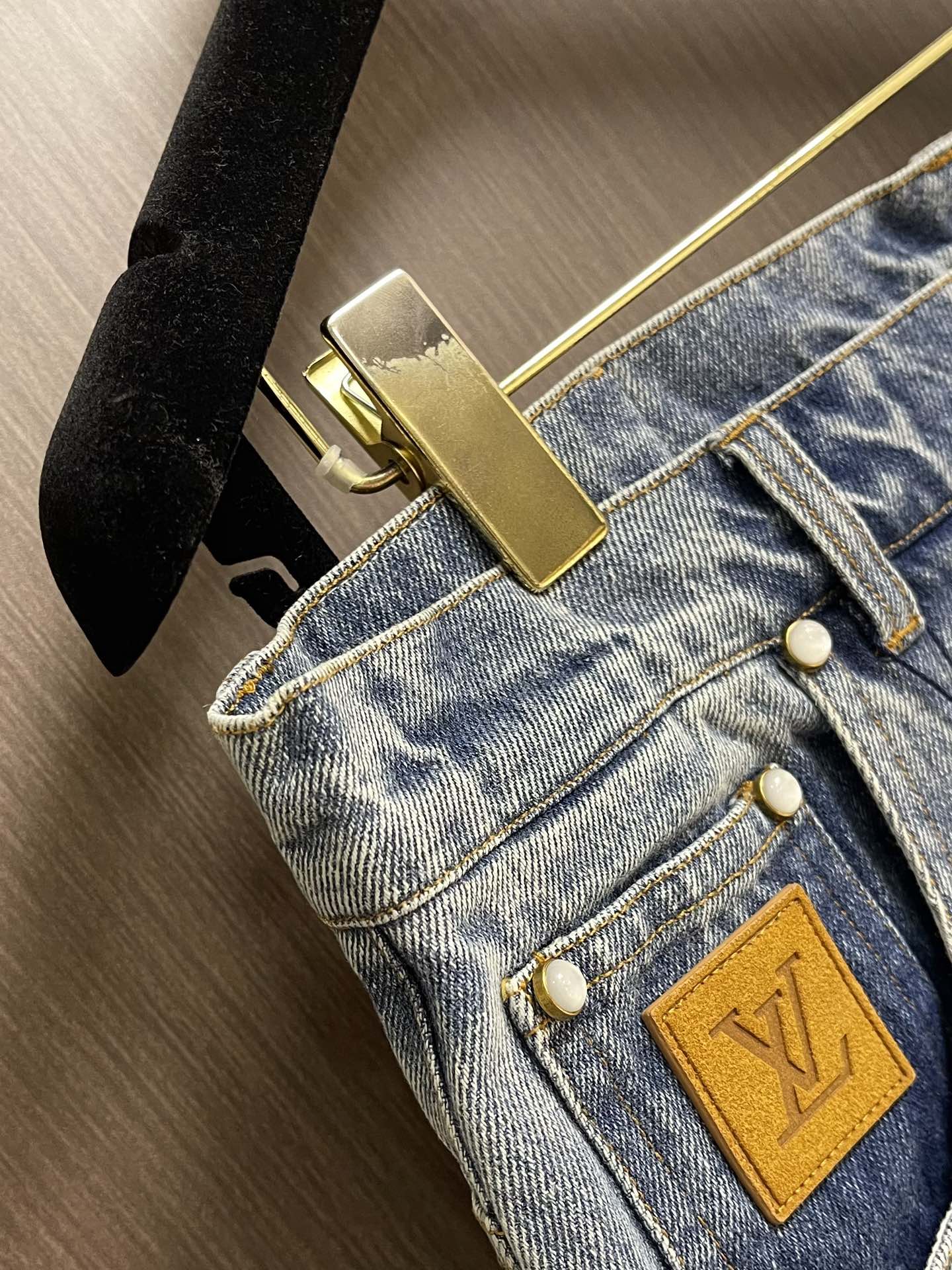 LV 2025ss新款牛仔裤，简约滑板裤廓形，正绒面革，贴饰与 Mini Der 标签分饰票袋和后部，珠