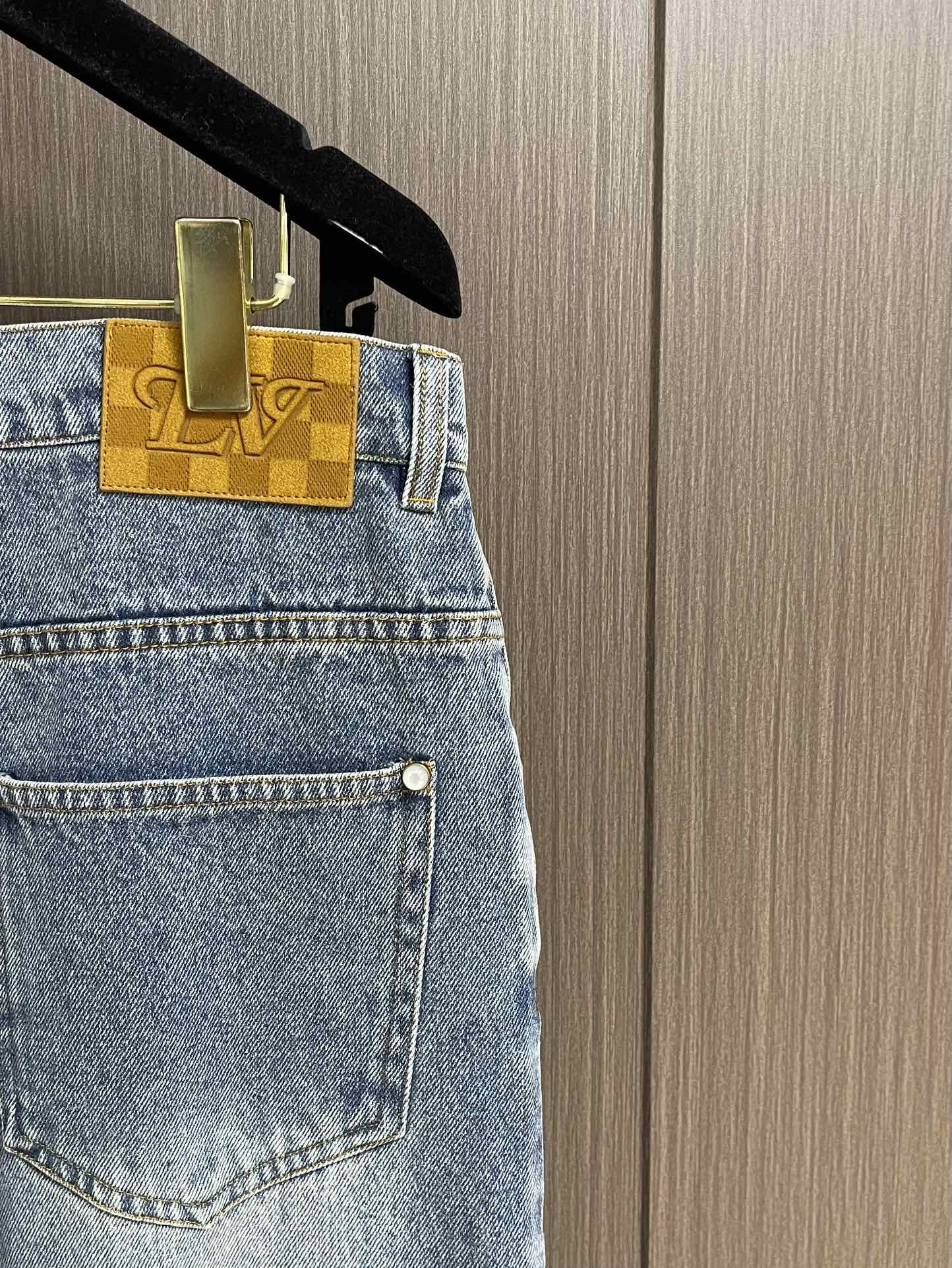 LV 2025ss新款牛仔裤，简约滑板裤廓形，正绒面革，贴饰与 Mini Der 标签分饰票袋和后部，珠