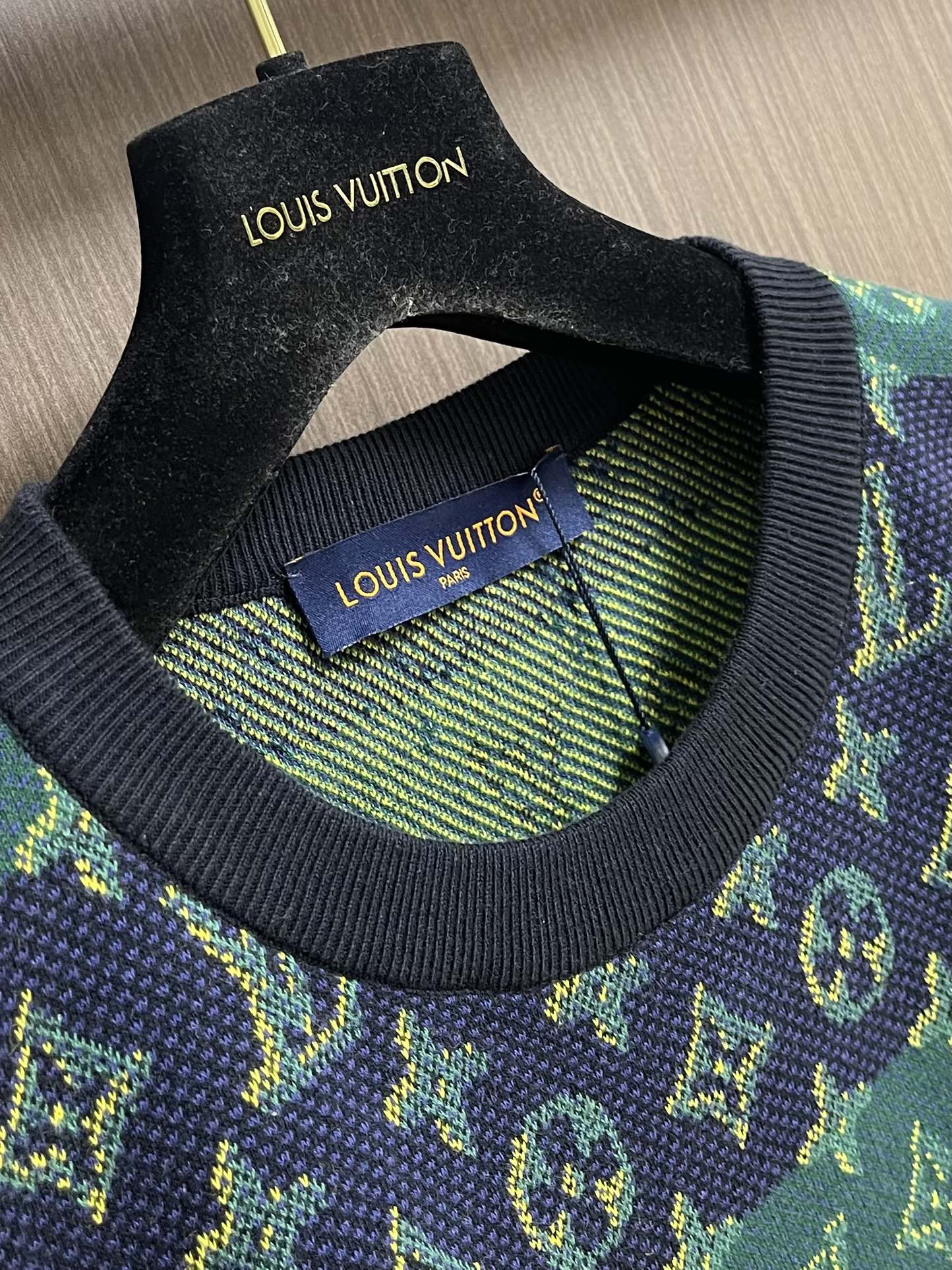 LV 2025ss撞色提花针织圆领T恤，本款短袖圆领衫以全幅 Monogram Heritage 图案回