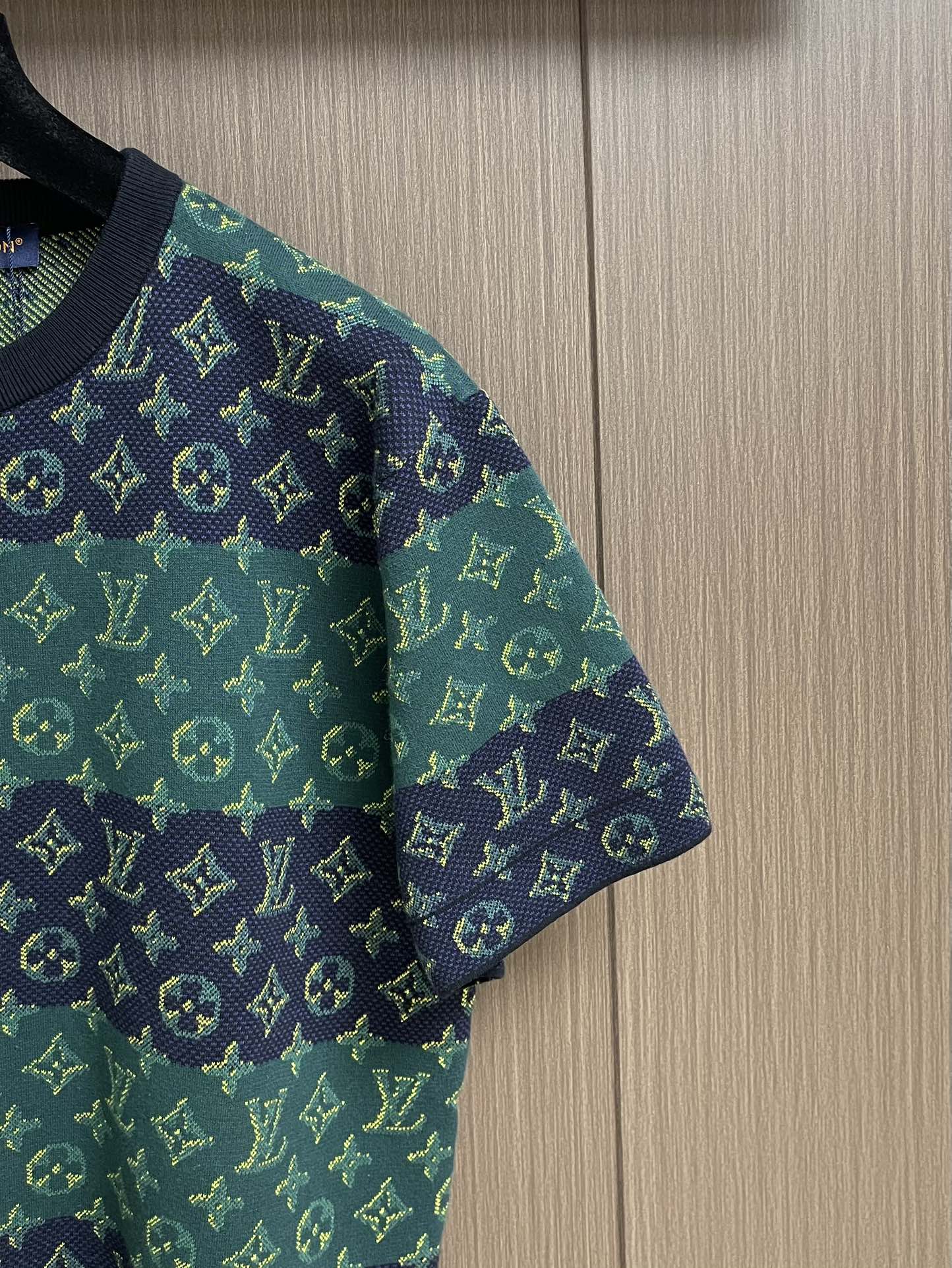 LV 2025ss撞色提花针织圆领T恤，本款短袖圆领衫以全幅 Monogram Heritage 图案回