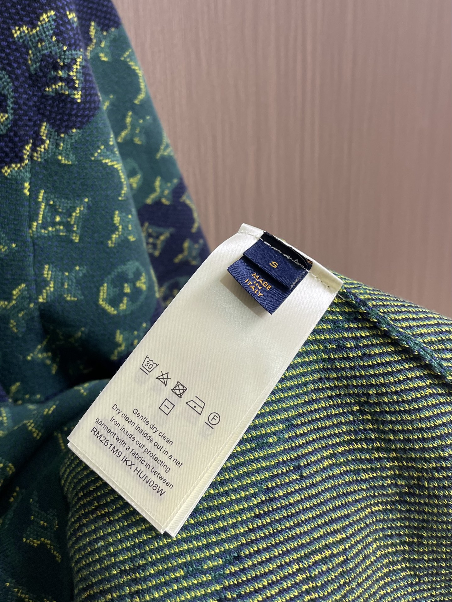 LV 2025ss撞色提花针织圆领T恤，本款短袖圆领衫以全幅 Monogram Heritage 图案回