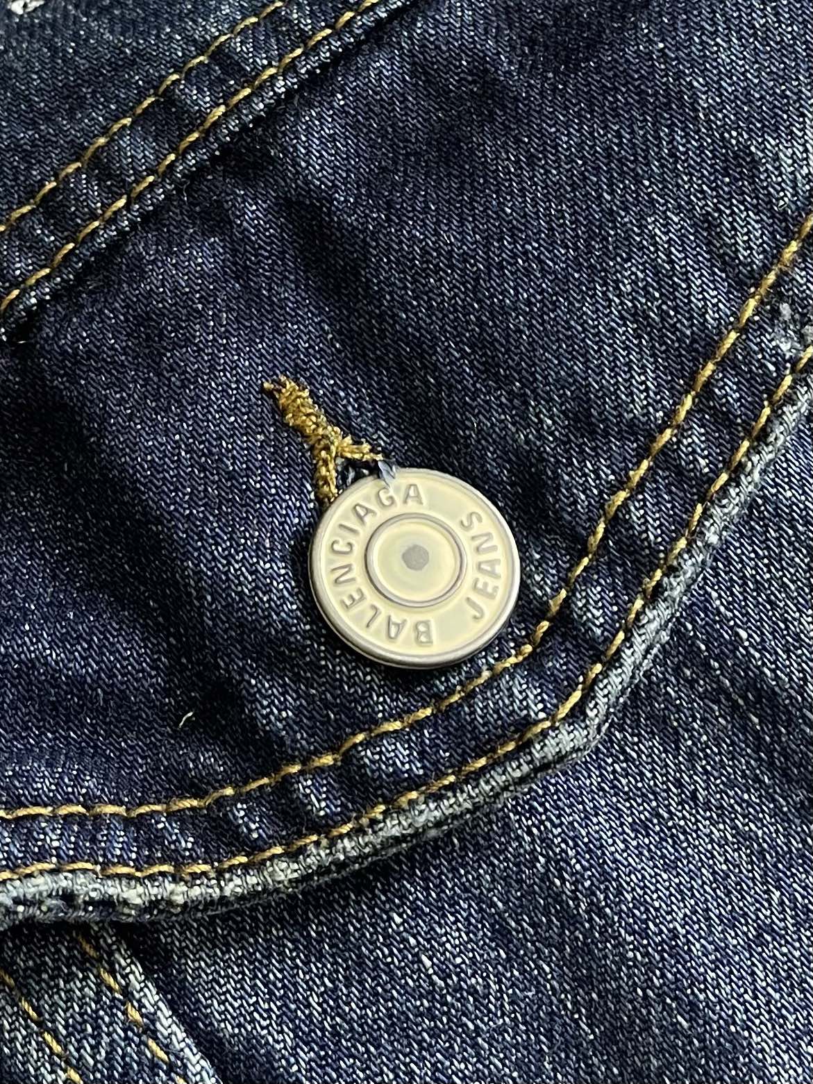 balenciaga 双环字母刺绣牛仔连帽外套 定制雾蓝锁纹纯棉牛仔料 以及赤焰磨绒卫衣料采用进口机刺绣