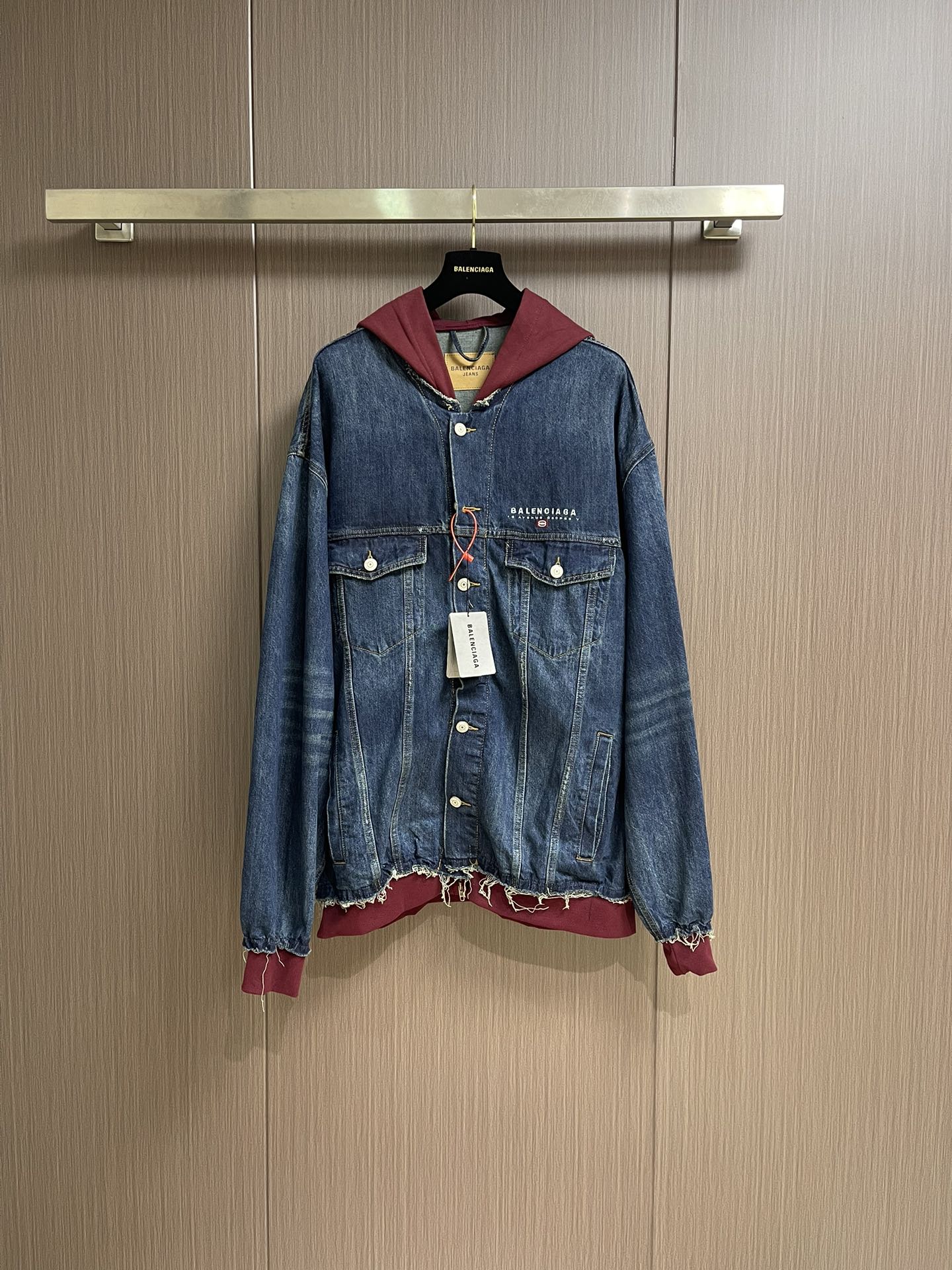 NO:547022,Balenciaga double-ring letter embroidery denim hooded jacket, custom-made matte blue lock pattern pure cotton denim material and red flame brushed sweatshirt material adopt imported machine embroidery technology using advanced computer control system and precision mechanical parts. Use rotten edge hanging technology to achieve natural rotten edge effect by friction on the edges through physical wear and tear. Through the combination of high-temperature steam and sanding paper, fiber hairiness and color difference are removed. The workers use multi-position horse + sand scrubbing and use high-pressure spray guns to rub at specific parts.  Achieve a partial gradient effect, and then use frosting technology to create a unique texture pattern. The workmanship is extremely complex, time-consuming and labor-intensive. Sizes 1-2-3-4 S-XL, balenciaga, hoodie, sweatshirts, jackets & coats, hats, alexander wang19860909balenciaga 双环字母刺绣牛仔连帽外套 定制雾蓝锁纹纯棉牛仔料 以及赤焰磨绒卫衣料采用进口机刺绣工艺使用先进的计算机控制系统和精密的机械部件 采用烂边吊烂技术 通过物理磨损在边缘部分进行摩擦来实现自然烂边效果 通过高温蒸汽和磨砂纸的结合 去除纤维毛羽和色差 工采用多位马骝＋擦沙通过使用高压喷枪 在特定部位进行摩擦 达到局部渐变的效果 再通过磨砂技术 制造出独有纹理图案 做工极其复杂 耗时耗力.尺码1-2-3-4 S-XL,,balenciaga,hoodie,sweatshirts,jackets & coats,hats,alexander wang,Men's clothing