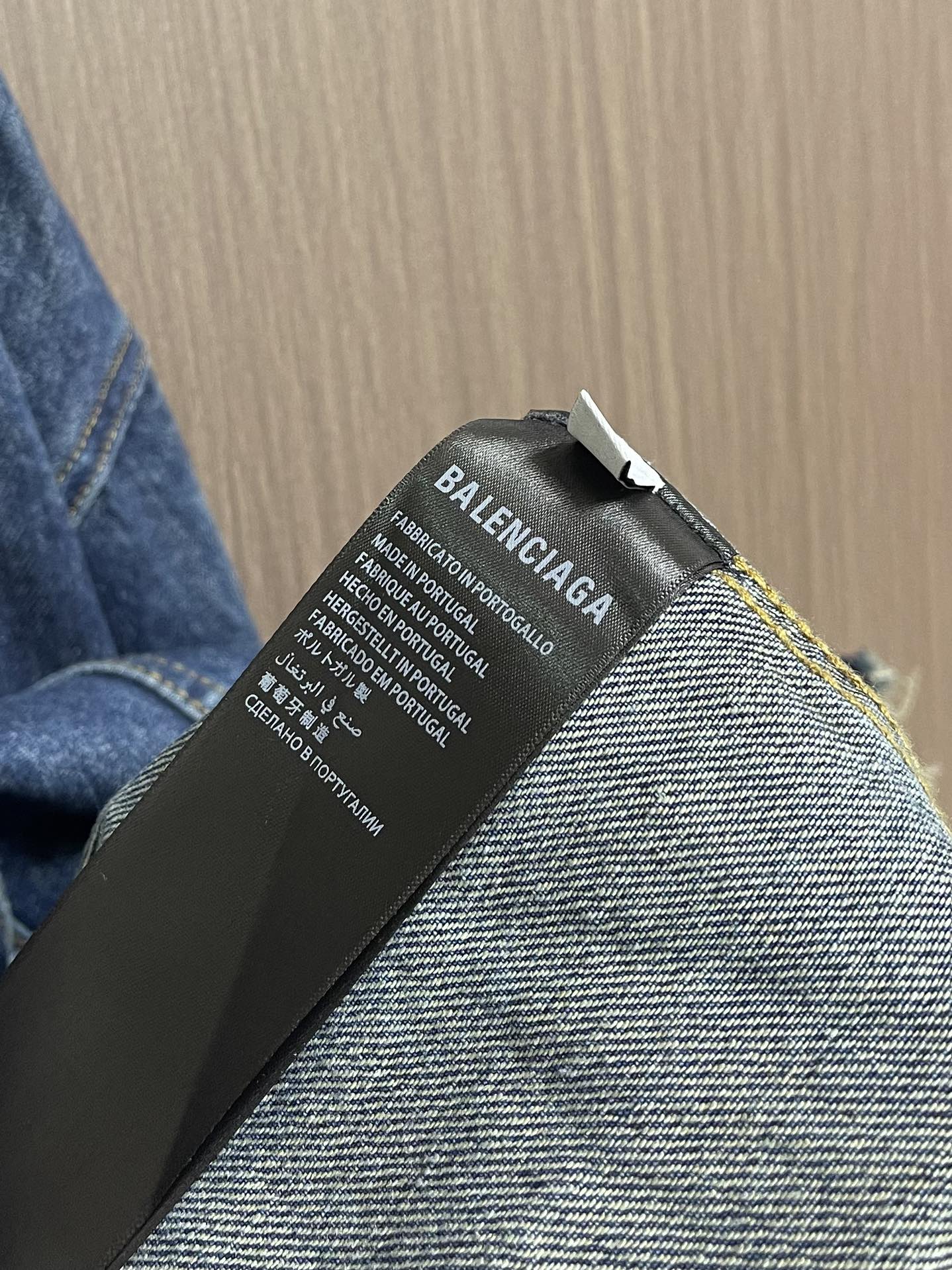 balenciaga 双环字母刺绣牛仔连帽外套 定制雾蓝锁纹纯棉牛仔料 以及赤焰磨绒卫衣料采用进口机刺绣
