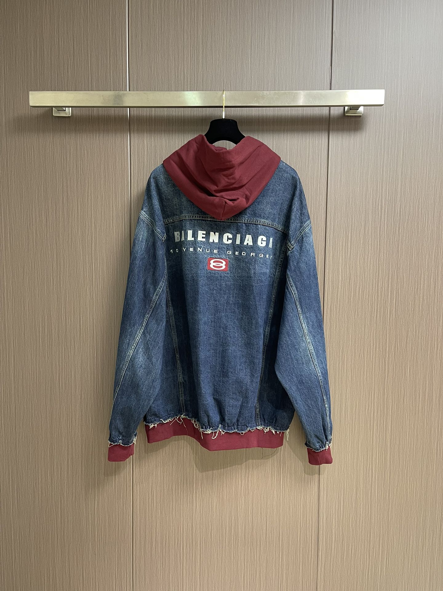 balenciaga 双环字母刺绣牛仔连帽外套 定制雾蓝锁纹纯棉牛仔料 以及赤焰磨绒卫衣料采用进口机刺绣