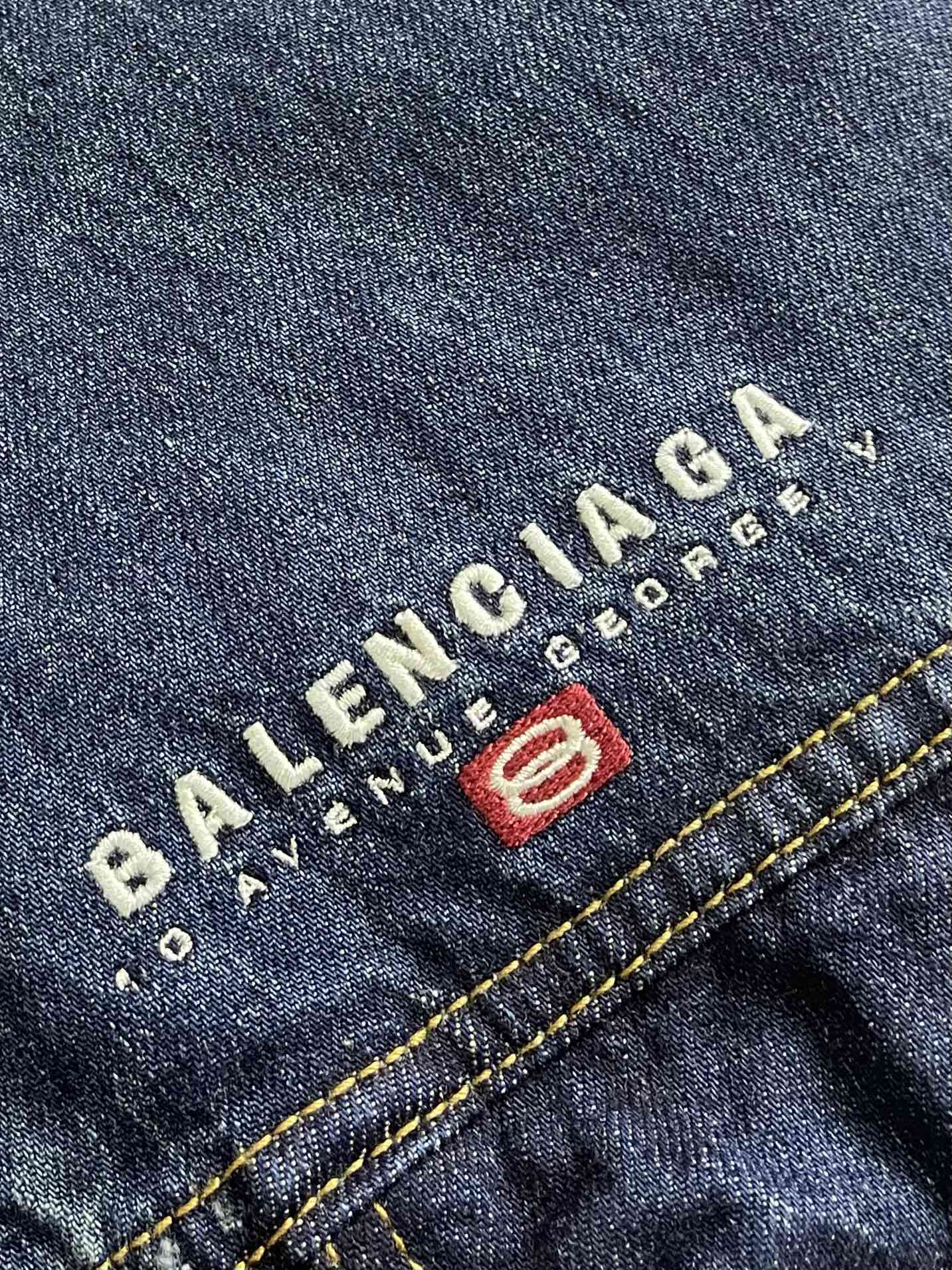 balenciaga 双环字母刺绣牛仔连帽外套 定制雾蓝锁纹纯棉牛仔料 以及赤焰磨绒卫衣料采用进口机刺绣