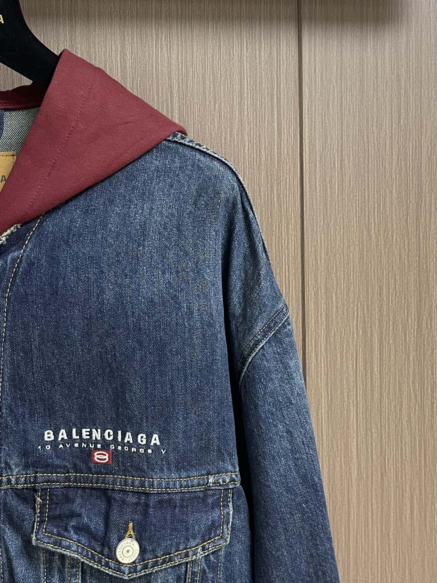 balenciaga 双环字母刺绣牛仔连帽外套 定制雾蓝锁纹纯棉牛仔料 以及赤焰磨绒卫衣料采用进口机刺绣
