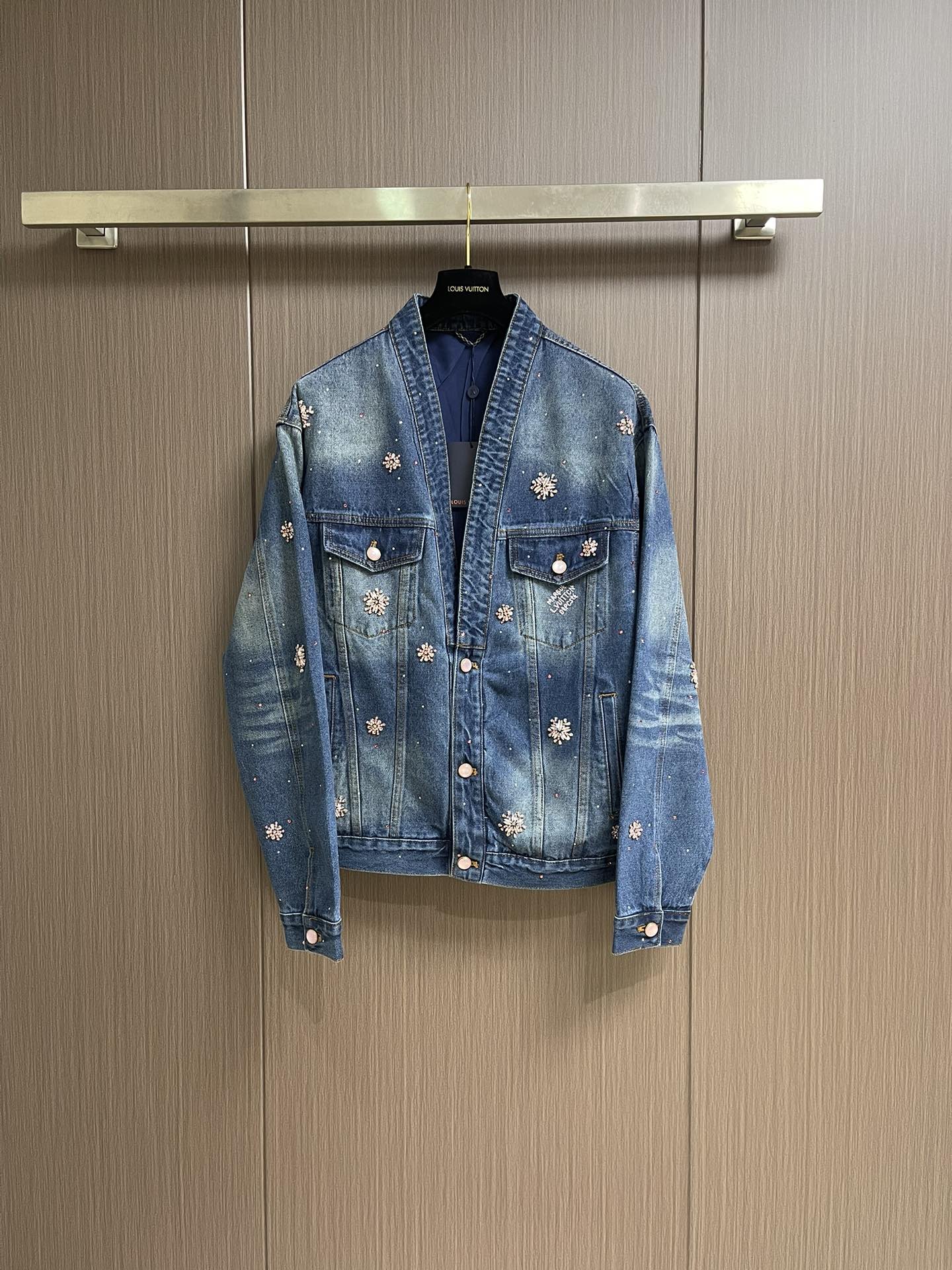 NO:547035,LV cherry blossom rhinestone denim jacket, which uses washing tannin denim fabric to present a unique faded natural texture. The washing effect of each jacket is unique, giving it a unique personality charm. The whole body is covered with hand-set gem-like rhinestone cherry blossom patterns. Each rhinestone has been carefully selected and carefully set, not only does superb handcrafting skills ensure that the rhinestones are arranged neatly and firmly; 'Marque L. Vuitton in the pocket'  Deposee's embroidery logo, fine needles and fine lines are smooth and precisely restored; the use of mini Damier leather Jacron patches combines classic Damier patterns with denim fabrics, and the cutting and sewing of leather patches are extremely fine; cropped pants break the conventional monotony, highlighting unique taste and personality attitude, and the length can visually optimize the leg lines. The overall line is straight and delicate, the fabric is comfortable and soft, and the color is consistent and there is no color difference. It can be matched with the same style to create a fashionable look, control various occasions, customize auxiliary materials, complete three standards, the same style for men and women!  Size S-XL, louis vuitton, jackets & coats,alexander wang19860909LV 樱花水钻牛仔夹克,采用水洗丹宁牛仔面料呈现出独特的褪色自然的质感,每一件夹克的水洗效果都独一无二,赋予其别样的个性魅力；全身布满手工镶嵌的宝石般水钻樱花图案,每一颗水钻都经过精心挑选和细致镶嵌,不仅需要高超的手工技艺来确保水钻排列整齐、牢固；口袋处的'Marque L. Vuitton Deposee'刺绣标志,针法细腻线条流畅精准还原；迷你Damier皮革Jacron贴片的运用,将经典的Damier图案与牛仔面料相结合,皮革贴片的切割、缝制都极为精细；七分裤打破了常规的单调感,彰显独特品味与个性态度,长度能在视觉上对腿部线条进行优化.整体走线平直细腻,面料舒适柔软,颜色一致无色差 能与同款搭配营造时尚造型,驾驭各种场合,定制辅料,三标齐全,男女同款！尺码S-XL,,louis vuitton,jackets & coats,alexander wang,Men's clothing