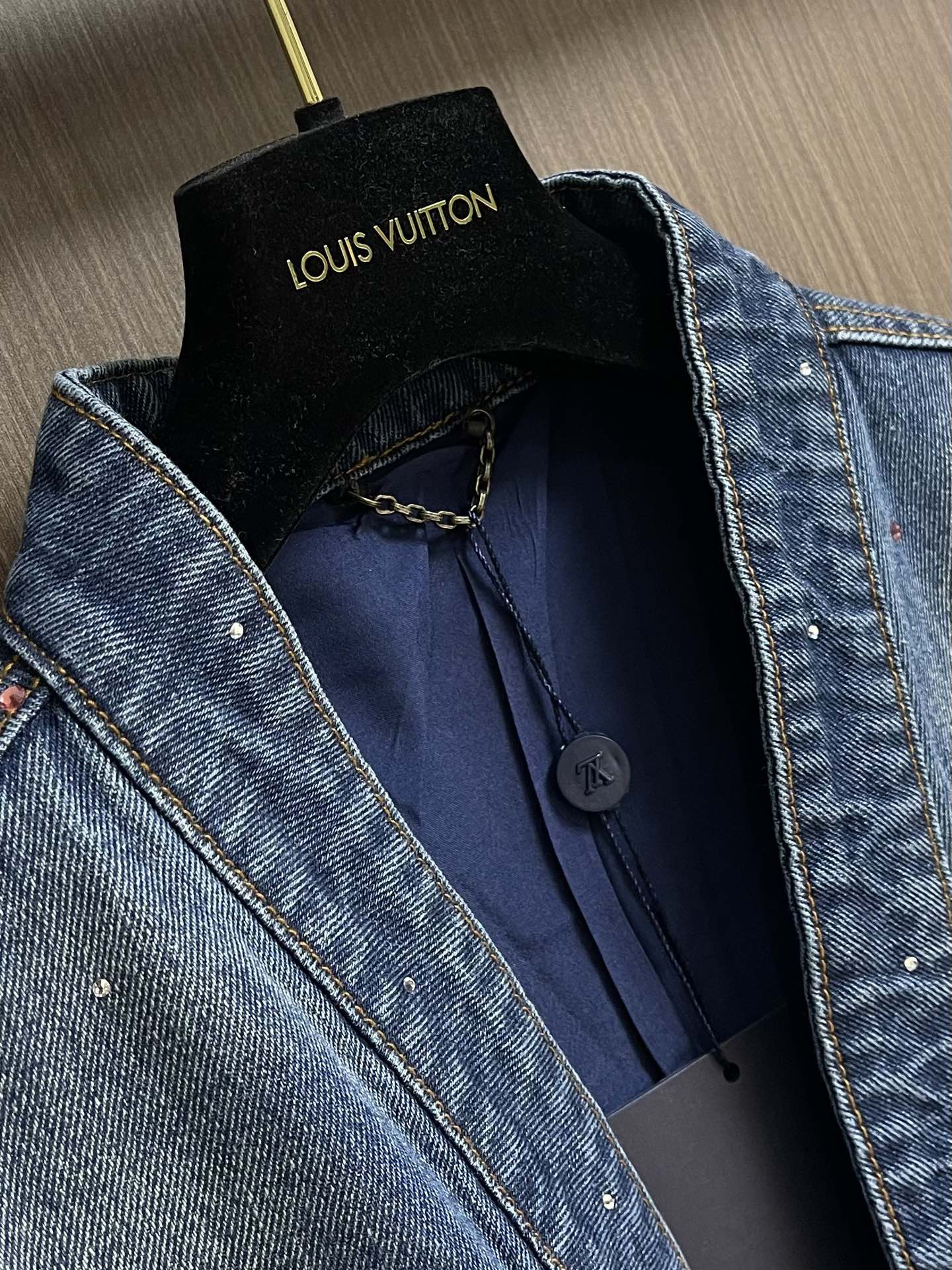 LV 樱花水钻牛仔夹克，采用水洗丹宁牛仔面料呈现出独特的褪色自然的质感，每一件夹克的水洗效果都独一无二，