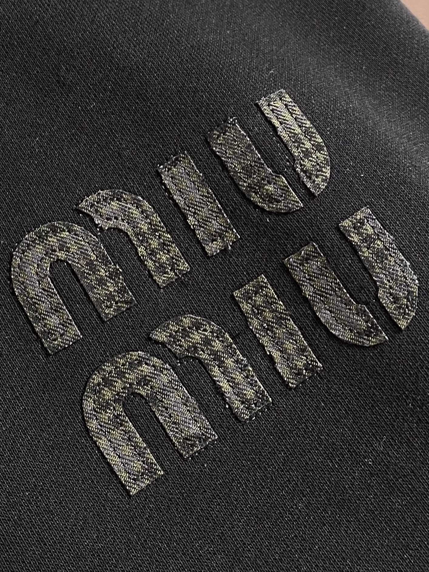 Miumiu缪缪 拼接格纹下摆假两件胸前字母刺绣长袖T恤采用定制面料。添加杜邦公司Sorona（索罗娜）