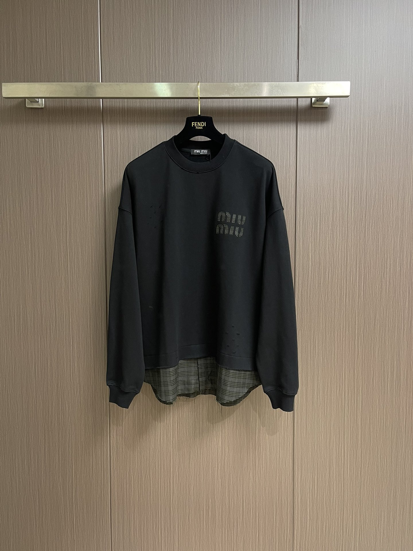 Miumiu缪缪 拼接格纹下摆假两件胸前字母刺绣长袖T恤采用定制面料。添加杜邦公司Sorona（索罗娜）