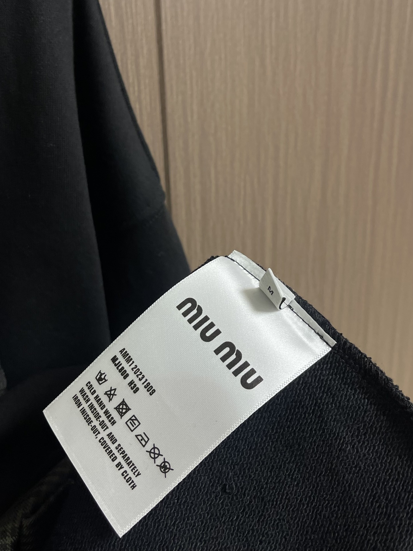 Miumiu缪缪 拼接格纹下摆假两件胸前字母刺绣长袖T恤采用定制面料。添加杜邦公司Sorona（索罗娜）