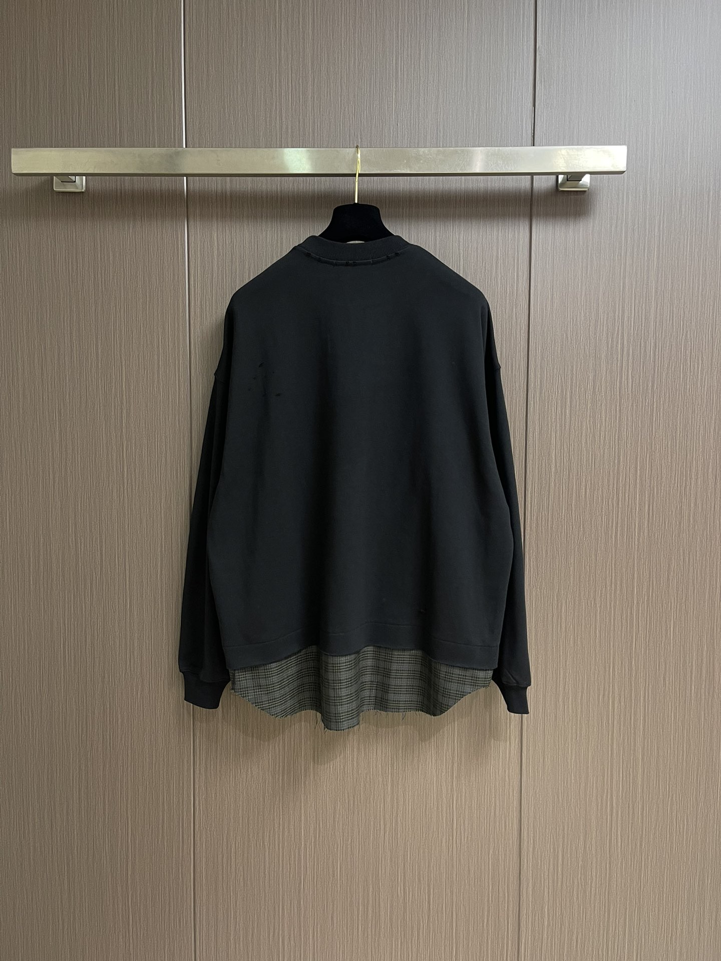 Miumiu缪缪 拼接格纹下摆假两件胸前字母刺绣长袖T恤采用定制面料。添加杜邦公司Sorona（索罗娜）