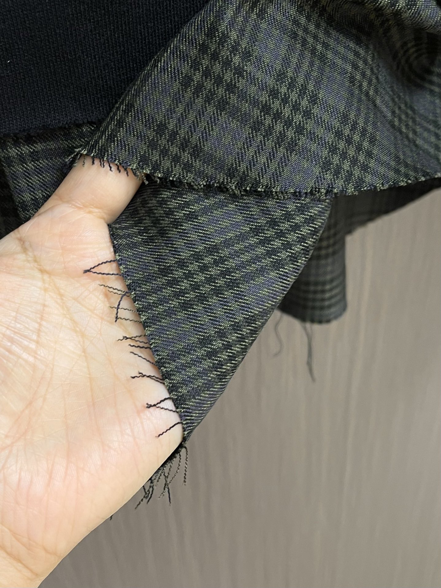 Miumiu缪缪 拼接格纹下摆假两件胸前字母刺绣长袖T恤采用定制面料。添加杜邦公司Sorona（索罗娜）