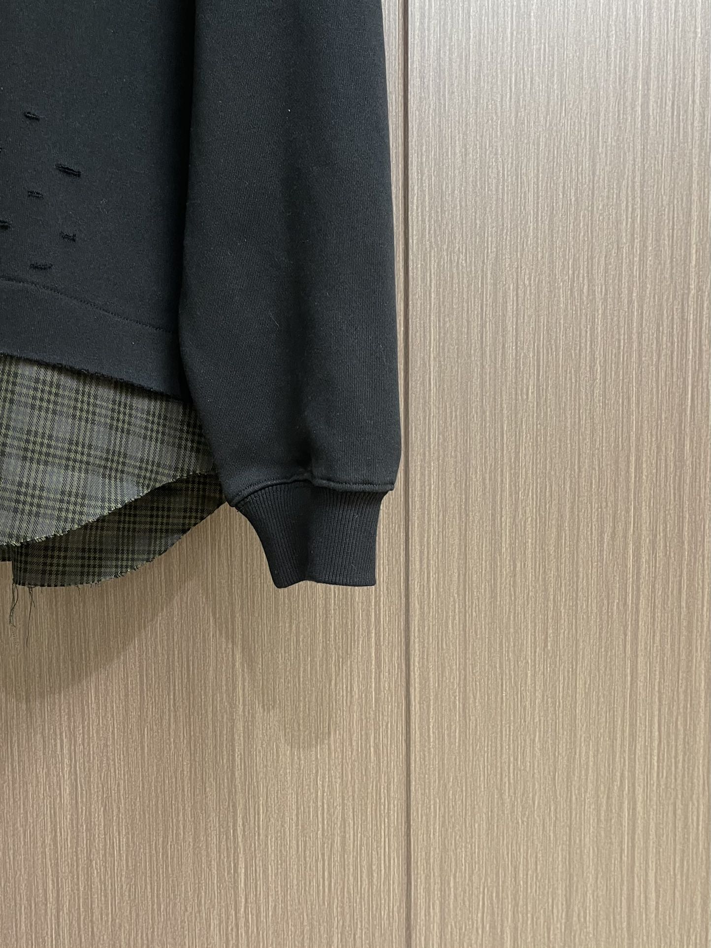 Miumiu缪缪 拼接格纹下摆假两件胸前字母刺绣长袖T恤采用定制面料。添加杜邦公司Sorona（索罗娜）