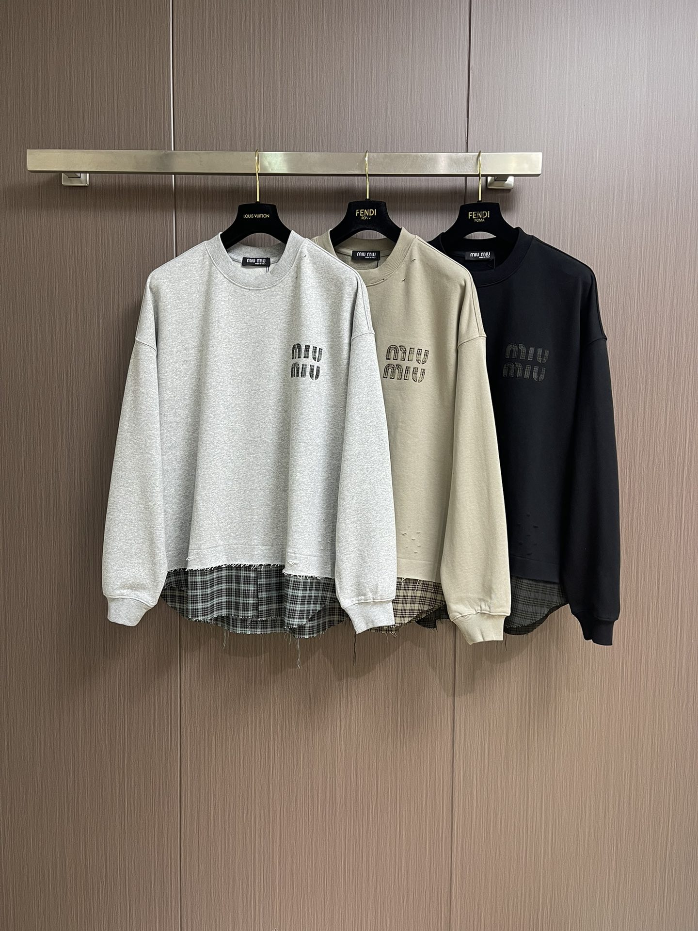 Miumiu缪缪 拼接格纹下摆假两件胸前字母刺绣长袖T恤采用定制面料。添加杜邦公司Sorona（索罗娜）