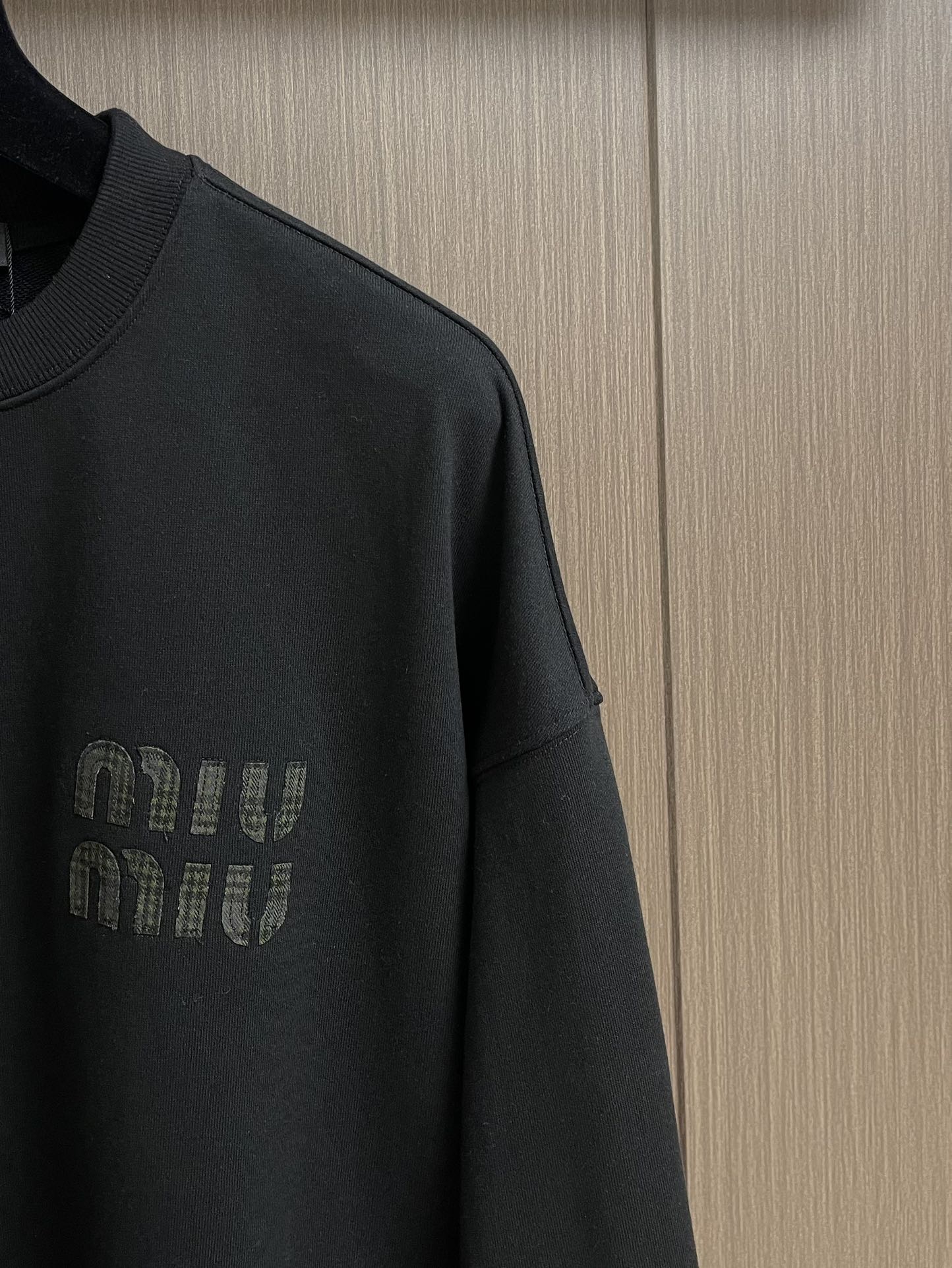Miumiu缪缪 拼接格纹下摆假两件胸前字母刺绣长袖T恤采用定制面料。添加杜邦公司Sorona（索罗娜）