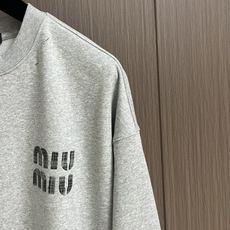 Miumiu缪缪 拼接格纹下摆假两件胸前字母刺绣长袖T恤采用定制面料。添加杜邦公司Sorona(索罗娜) Miumiu缪缪 拼接格纹下摆假两件胸前字母刺绣长袖T恤采用定制面料。添加杜邦公司Sorona(索罗娜)