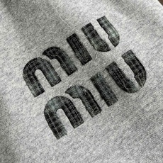 Miumiu缪缪 拼接格纹下摆假两件胸前字母刺绣长袖T恤采用定制面料。添加杜邦公司Sorona(索罗娜) Miumiu缪缪 拼接格纹下摆假两件胸前字母刺绣长袖T恤采用定制面料。添加杜邦公司Sorona(索罗娜)