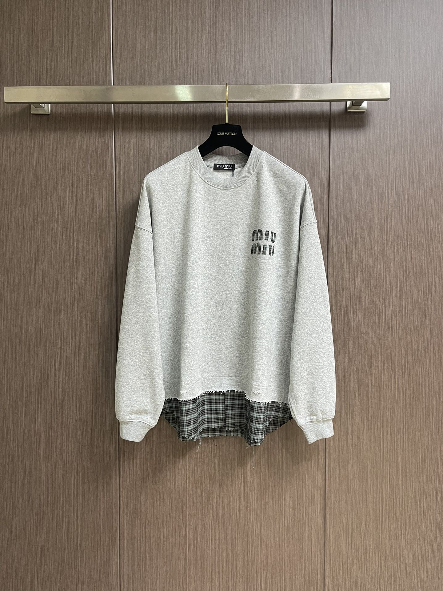 Miumiu缪缪 拼接格纹下摆假两件胸前字母刺绣长袖T恤采用定制面料。添加杜邦公司Sorona（索罗娜）