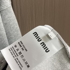 Miumiu缪缪 拼接格纹下摆假两件胸前字母刺绣长袖T恤采用定制面料。添加杜邦公司Sorona(索罗娜) Miumiu缪缪 拼接格纹下摆假两件胸前字母刺绣长袖T恤采用定制面料。添加杜邦公司Sorona(索罗娜)