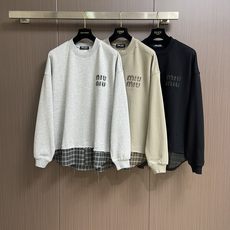Miumiu缪缪 拼接格纹下摆假两件胸前字母刺绣长袖T恤采用定制面料。添加杜邦公司Sorona(索罗娜) Miumiu缪缪 拼接格纹下摆假两件胸前字母刺绣长袖T恤采用定制面料。添加杜邦公司Sorona(索罗娜)