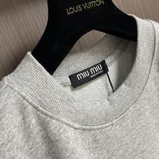 Miumiu缪缪 拼接格纹下摆假两件胸前字母刺绣长袖T恤采用定制面料。添加杜邦公司Sorona(索罗娜) Miumiu缪缪 拼接格纹下摆假两件胸前字母刺绣长袖T恤采用定制面料。添加杜邦公司Sorona(索罗娜)