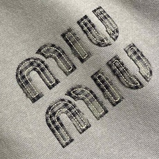 Miumiu缪缪 拼接格纹下摆假两件胸前字母刺绣长袖T恤采用定制面料。添加杜邦公司Sorona(索罗娜) Miumiu缪缪 拼接格纹下摆假两件胸前字母刺绣长袖T恤采用定制面料。添加杜邦公司Sorona(索罗娜)