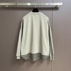 Miumiu缪缪 拼接格纹下摆假两件胸前字母刺绣长袖T恤采用定制面料。添加杜邦公司Sorona(索罗娜) Miumiu缪缪 拼接格纹下摆假两件胸前字母刺绣长袖T恤采用定制面料。添加杜邦公司Sorona(索罗娜)