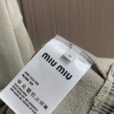 Miumiu缪缪 拼接格纹下摆假两件胸前字母刺绣长袖T恤采用定制面料。添加杜邦公司Sorona(索罗娜) Miumiu缪缪 拼接格纹下摆假两件胸前字母刺绣长袖T恤采用定制面料。添加杜邦公司Sorona(索罗娜)