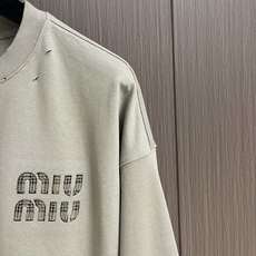Miumiu缪缪 拼接格纹下摆假两件胸前字母刺绣长袖T恤采用定制面料。添加杜邦公司Sorona(索罗娜) Miumiu缪缪 拼接格纹下摆假两件胸前字母刺绣长袖T恤采用定制面料。添加杜邦公司Sorona(索罗娜)
