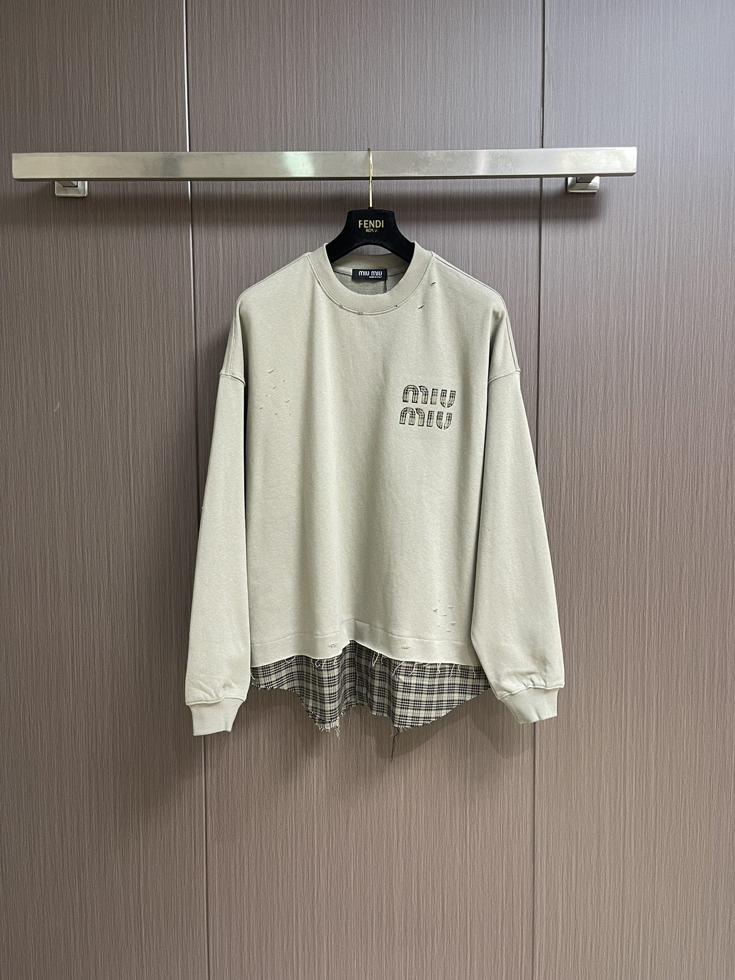 NO:546990,Miumiu spliced ​​plaid hem two long-sleeved T-shirts with long-sleeved letters on the chest. Use custom fabrics. Added DuPont Sorona material, it has good skin-friendliness, long-term antibacterial, anti-mites, and more wash-resistant. The cotton thread has been repeatedly treated to remove inferior sections of thick fibers and impurities, leaving only high-quality cotton fibers, making the fabric more advanced and classy. The environmentally friendly polishing enzyme technology technology gives the fabric a clean appearance and clear texture. The workmanship is fine and the comparison is made!  A very recognizable long-sleeved style. Size S-XL S size 69 shoulder width 49.5 bust 112 M length 71 shoulder width 51 bust 116 L size 73 shoulder width 52.5 bust 120 XL size 75 shoulder width 54 bust 124,,miumiu,tees,t-shirt,alexander wang19860909Miumiu缪缪 拼接格纹下摆假两件胸前字母刺绣长袖T恤 采用定制面料.添加杜邦公司Sorona（索罗娜）材料,亲肤性好、长效抗菌、防螨,更耐洗,棉线经过反复处理,移除劣质段粗纤维和杂质,只留下优质棉纤维,使面料更加高级有档次,环保抛光酶技术工艺,赋予面料洁净的外观和清晰的纹理.做工精细,货比！极具辨识度的一款长袖.尺码S-XL S码衣长69 肩宽49.5 胸围112 M码 衣长71肩宽51 胸围116 L码衣长73 肩宽52.5 胸围120 XL码 衣长75 肩宽54 胸围124,,miumiu,tees，t-shirt,alexander wang,Men's clothing