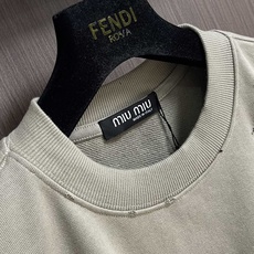 Miumiu缪缪 拼接格纹下摆假两件胸前字母刺绣长袖T恤采用定制面料。添加杜邦公司Sorona(索罗娜) Miumiu缪缪 拼接格纹下摆假两件胸前字母刺绣长袖T恤采用定制面料。添加杜邦公司Sorona(索罗娜)