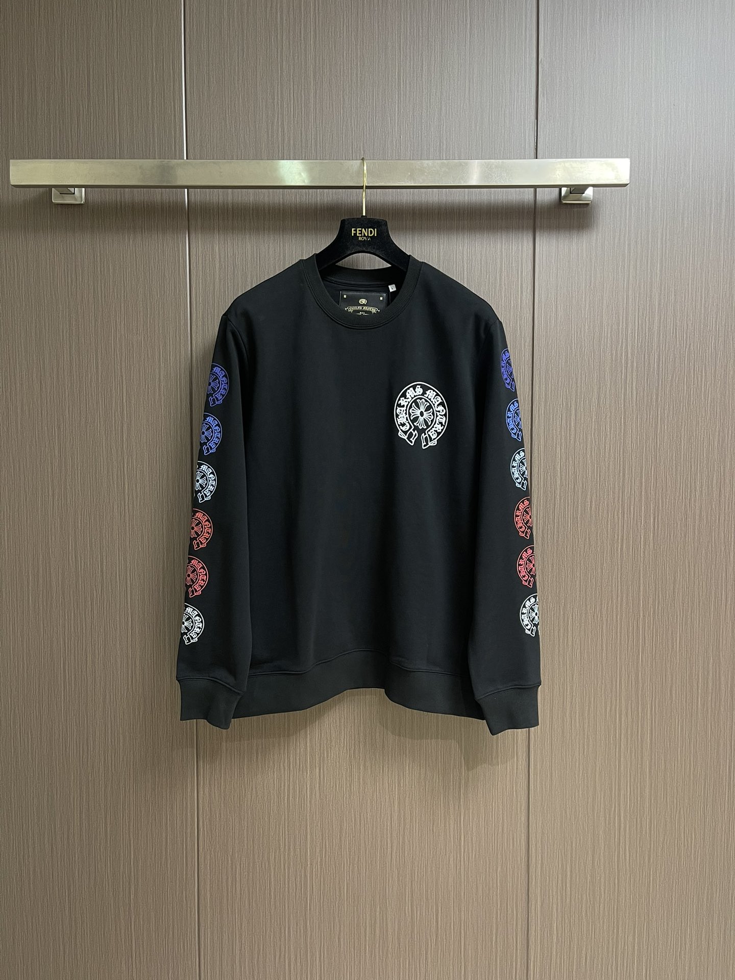 NO:546996,Chrome Hearts CH 2025ss Horseshoe Sanskrit printed long-sleeved T-shirt, high-weight, high-density, high-quality, soft and delicate wool, soft and smooth, soft and silky, excellent warmth and skin-friendly, fixed weaving and dyeing, no color difference, regardless of fabric or workmanship. Size S-XL S-Size 69, shoulder width 49.5, bust 112 M Size 71, shoulder width 51, bust 116, L Size 73, shoulder width 52.5, bust 120, XL Size 75, shoulder width 54, bust 124,,chrome hearts,chrome hearts,tees, t-shirt,alexander wang19860909Chrome Hearts CH 克罗心 2025ss马蹄梵文印花长袖T恤,高克重高密度高品质 毛料柔软细腻亲肤 触感软糯丝滑 保暖性亲肤性极佳 定织定染无色差 无论面料还是做工细节.尺码S-XL S码衣长69 肩宽49.5 胸围112 M码 衣长71肩宽51 胸围116 L码衣长73 肩宽52.5 胸围120 XL码 衣长75 肩宽54 胸围124,,chrome hearts,chrome hearts,tees，t-shirt,alexander wang,Men's clothing