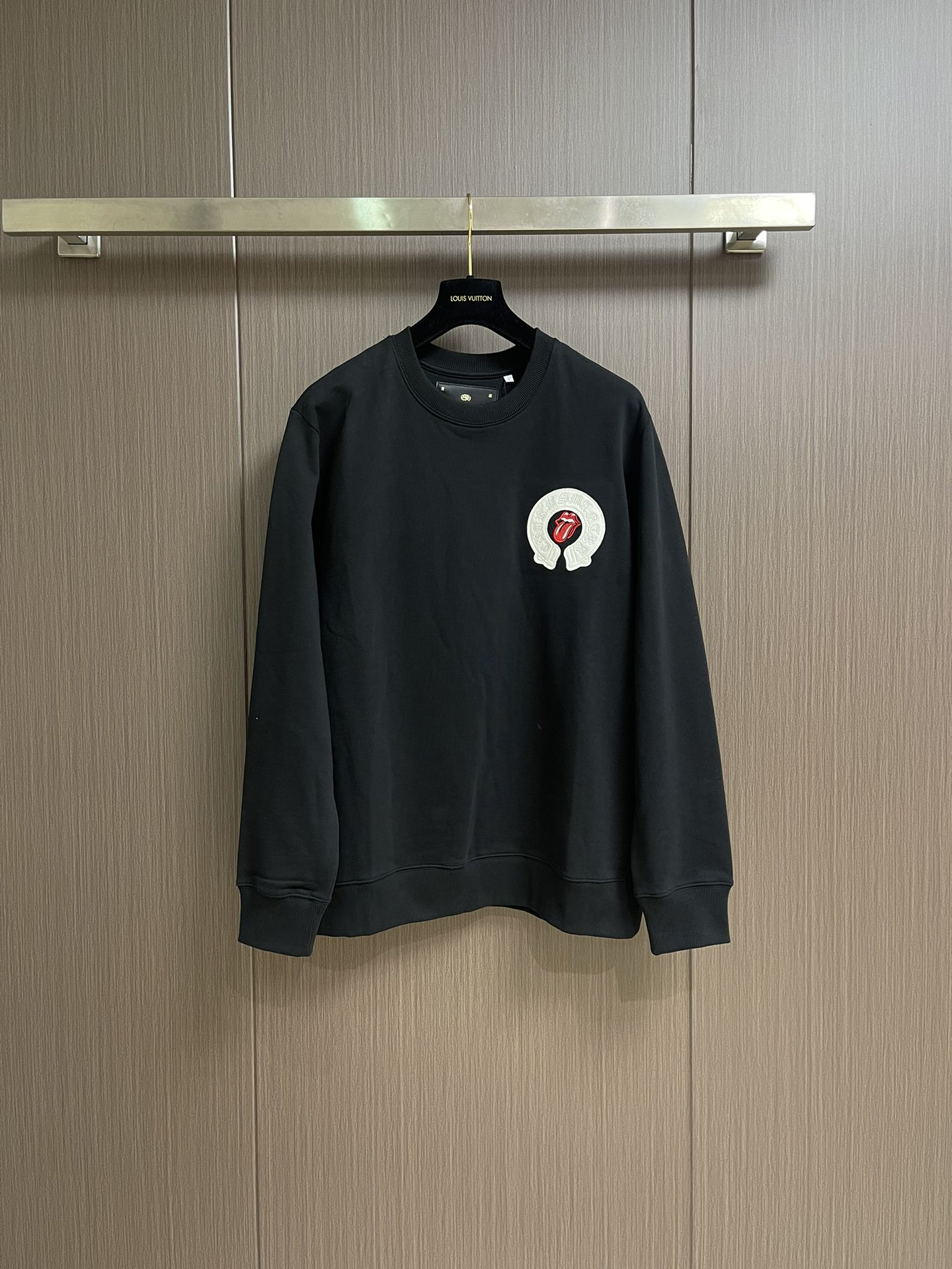 NO:547002,Chrome Hearts CH 2025ss Big tongue joint leather embroidered long-sleeved T-shirt, high weight, high density and high quality, soft and delicate wool, soft and soft and silky, excellent warmth and skin-friendly, fixed weaving and dyeing, no color difference, regardless of fabric or workmanship. Size S-XL S-Size 69 long, shoulder width 49.5 bust 112 M long, 71 shoulder width 51 bust 116 L long, 73 shoulder width 52.5 bust 120 XL size Clothes 75 shoulder width 54 bust 124,,chrome hearts,chrome hearts,tees,t-shirt,alexander wang19860909Chrome Hearts CH 克罗心 2025ss大舌头联名拼皮刺绣长袖T恤,高克重高密度高品质 毛料柔软细腻亲肤 触感软糯丝滑 保暖性亲肤性极佳 定织定染无色差 无论面料还是做工细节.尺码S-XL S码衣长69 肩宽49.5 胸围112 M码 衣长71肩宽51 胸围116 L码衣长73 肩宽52.5 胸围120 XL码 衣长75 肩宽54 胸围124,,chrome hearts,chrome hearts,tees，t-shirt,alexander wang,Men's clothing