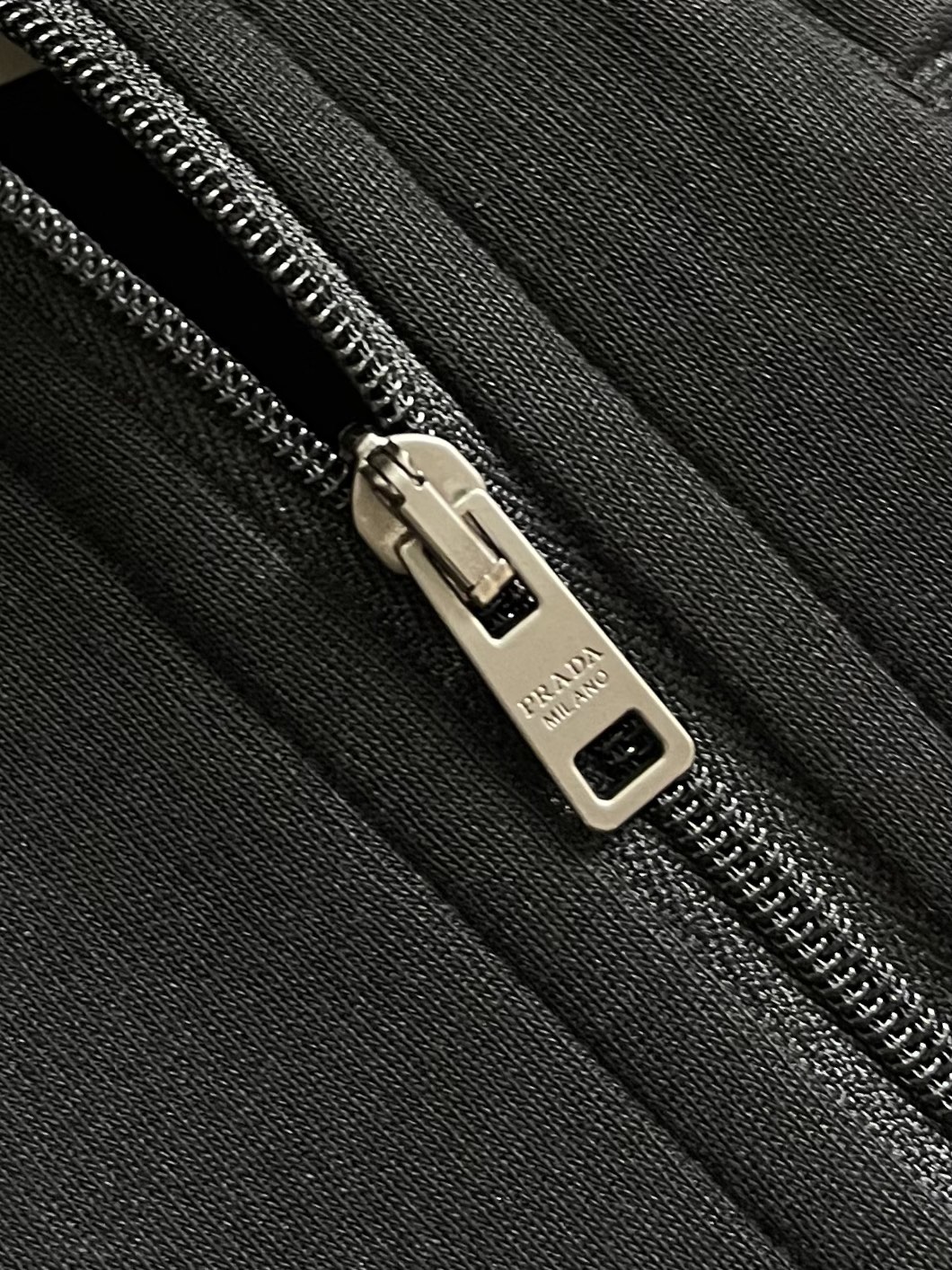 PRADA 尼龙丝光拼接罗马面料拉链外套，面料采用380克丝光双面，该款面料偏柔软，密度高，高密度面料可